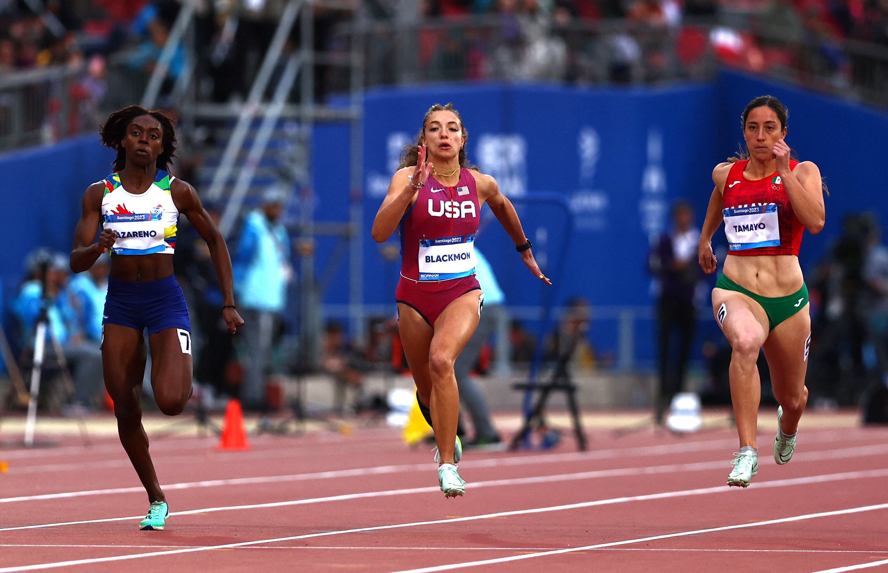 Coliseo Estadio Nacional, Santiago, Chile - Octubre 30, 2023. En la foto Aimara Nazareno, Kennedy Blackmon y Cecilia Tamayo durante la semifinal de la carrera de 100 metros planos. (REUTERS/Agustin Marcarian)