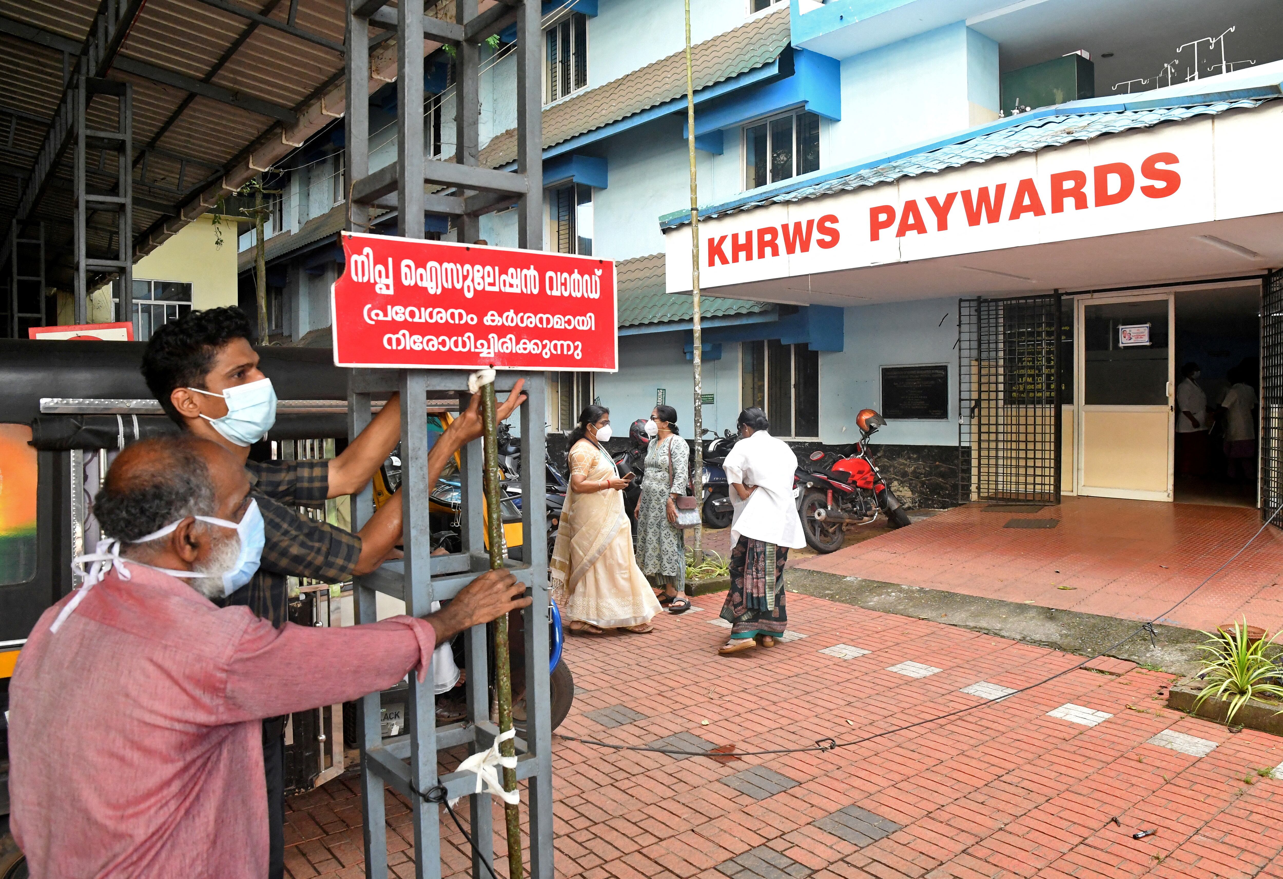 Familiares de personas infectadas aguardan afuera del hospital de Kozhikode (REUTERS/Stringer)