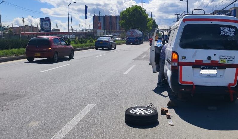 Camioneta varada en la localidad de Fontibón - crédito @TránsitoBogotá/X