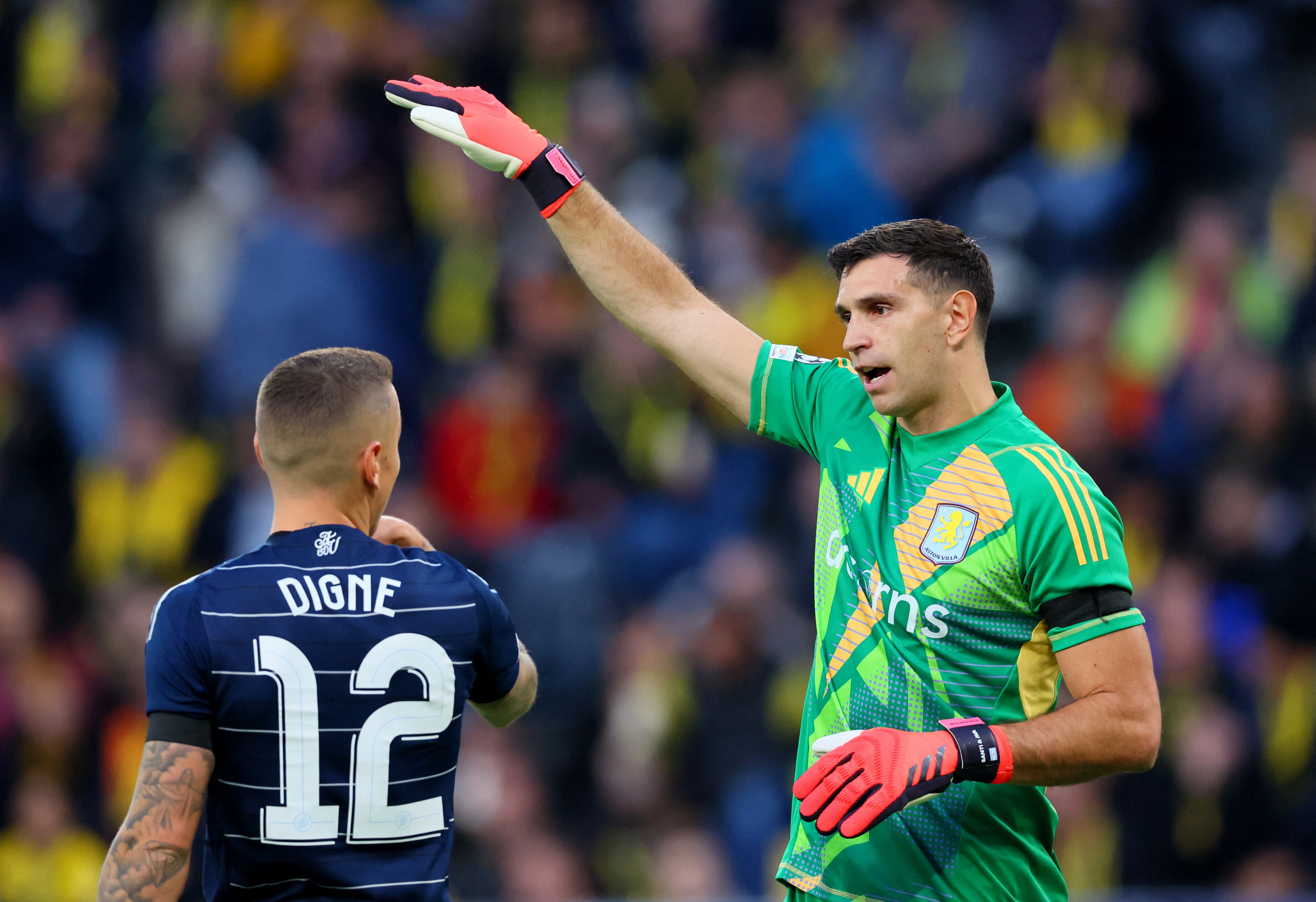 Dibu Martínez habla con su compañero Lucas Digne. Gran partido del argentino ante Young Boys en la Champions League (REUTERS/Denis Balibouse)