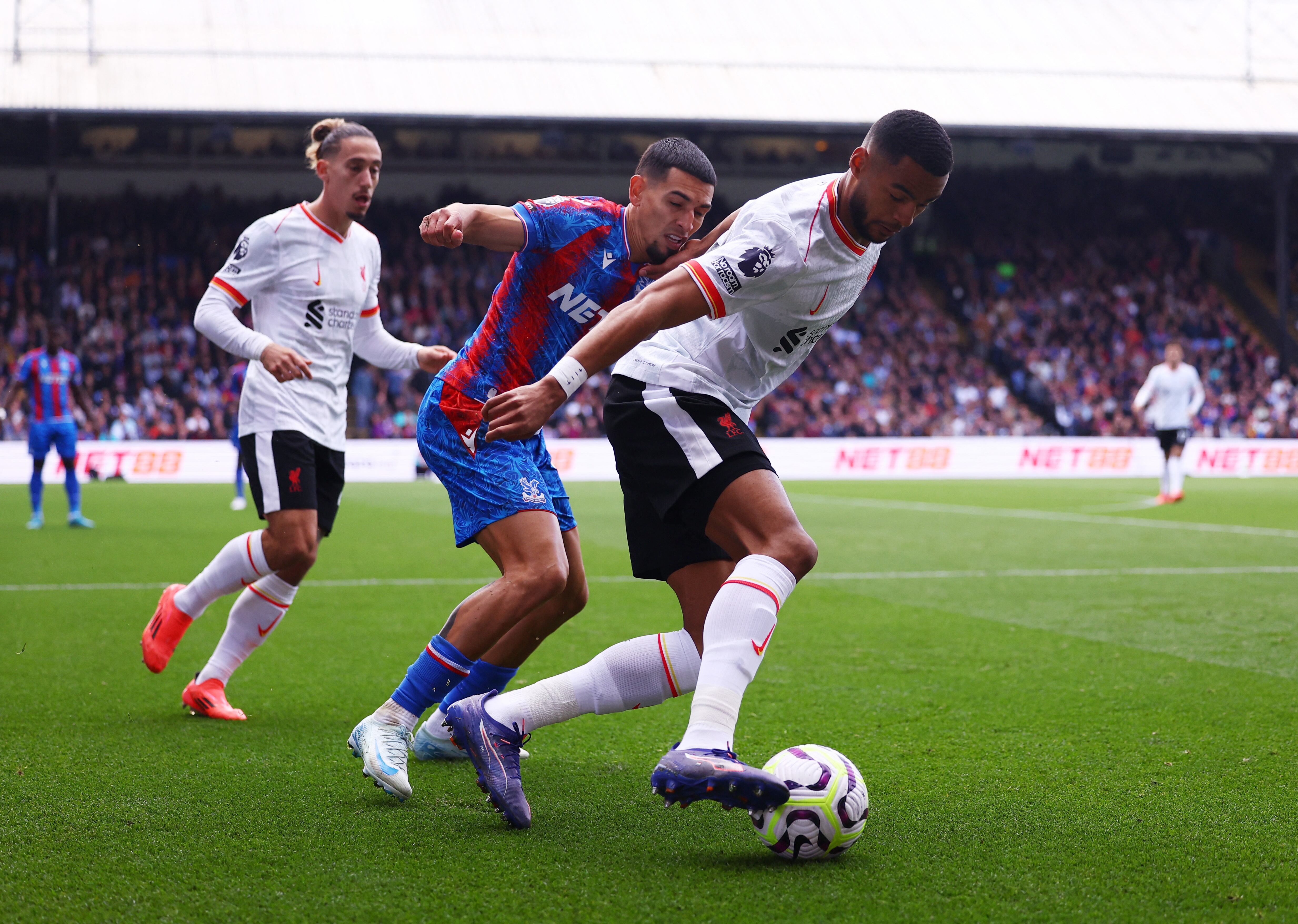  Kostas Tsimikas Cody Gakpo in action with Crystal Palace's Daniel Muñoz en acción-crédito Hannah Mckay/REUTERS