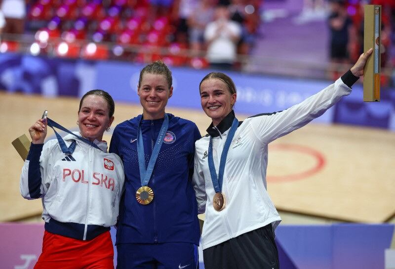 La medallista de oro Jennifer Valente de Estados Unidos celebra en el podio. (Agustin Marcarian)