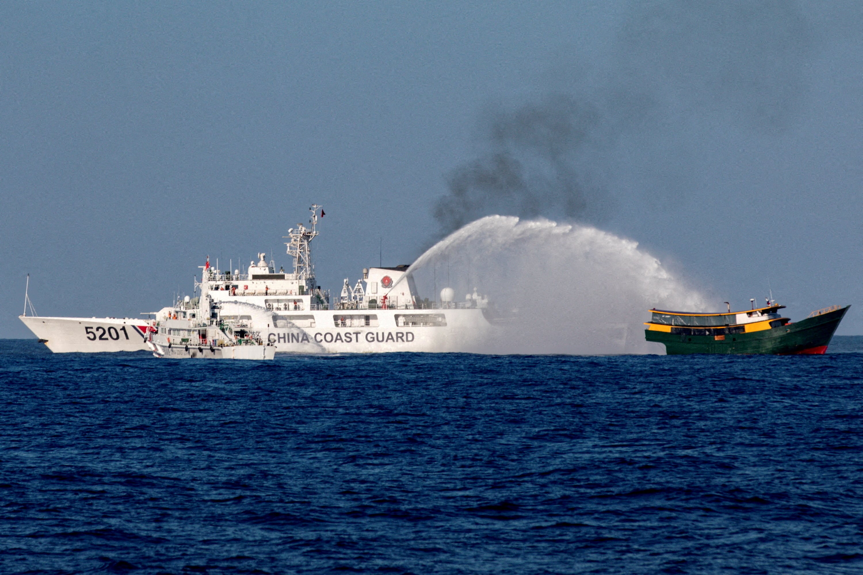 Buques guardacostas chinos disparan cañones de agua hacia un buque de reabastecimiento filipino Unaizah (REUTERS/Adrian Portugala/archivo)