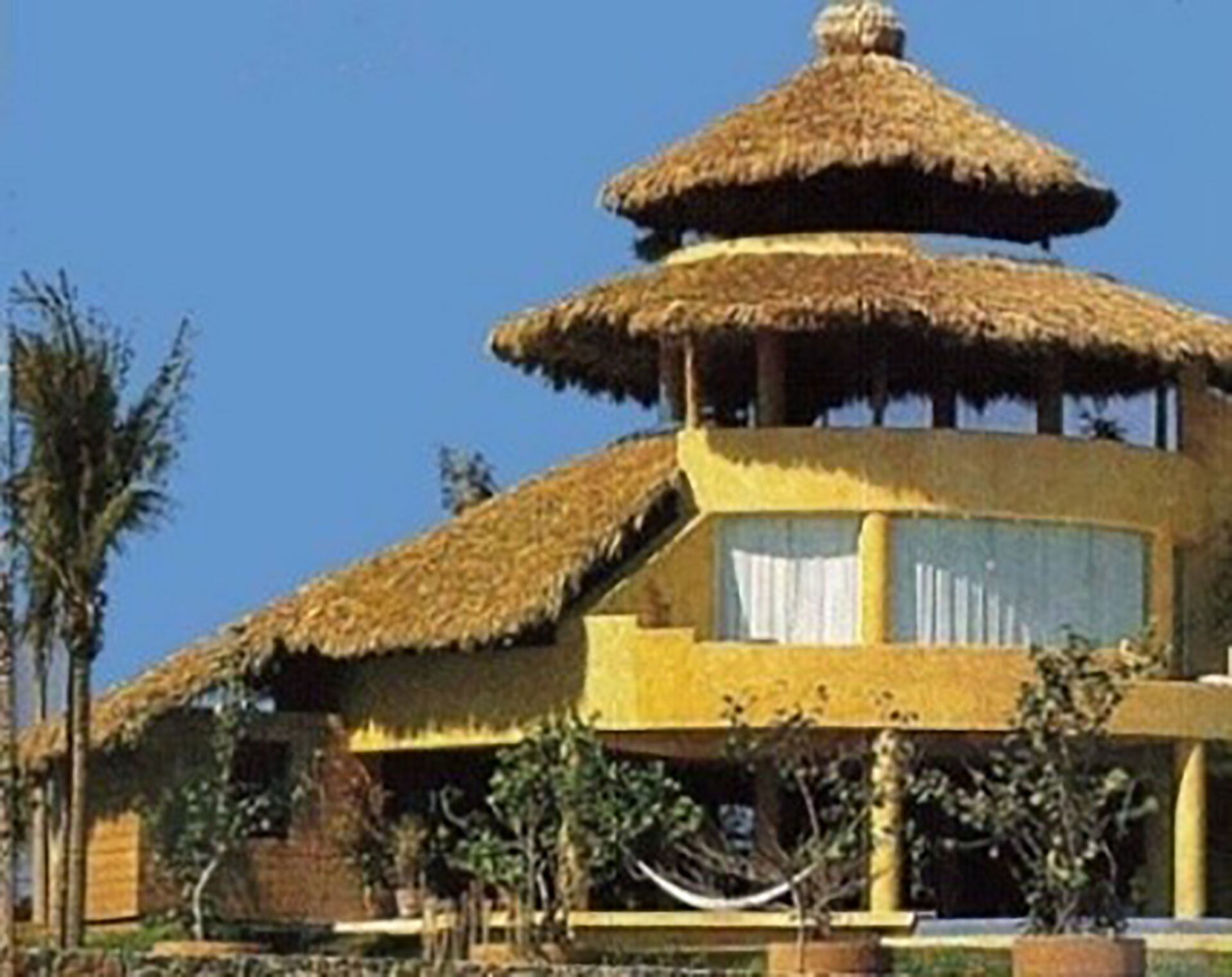 Una de las vistas más conocidas de la emblemática casa de Luis Miguel en Acapulco, famosa por su gran palapa. (Archivo)