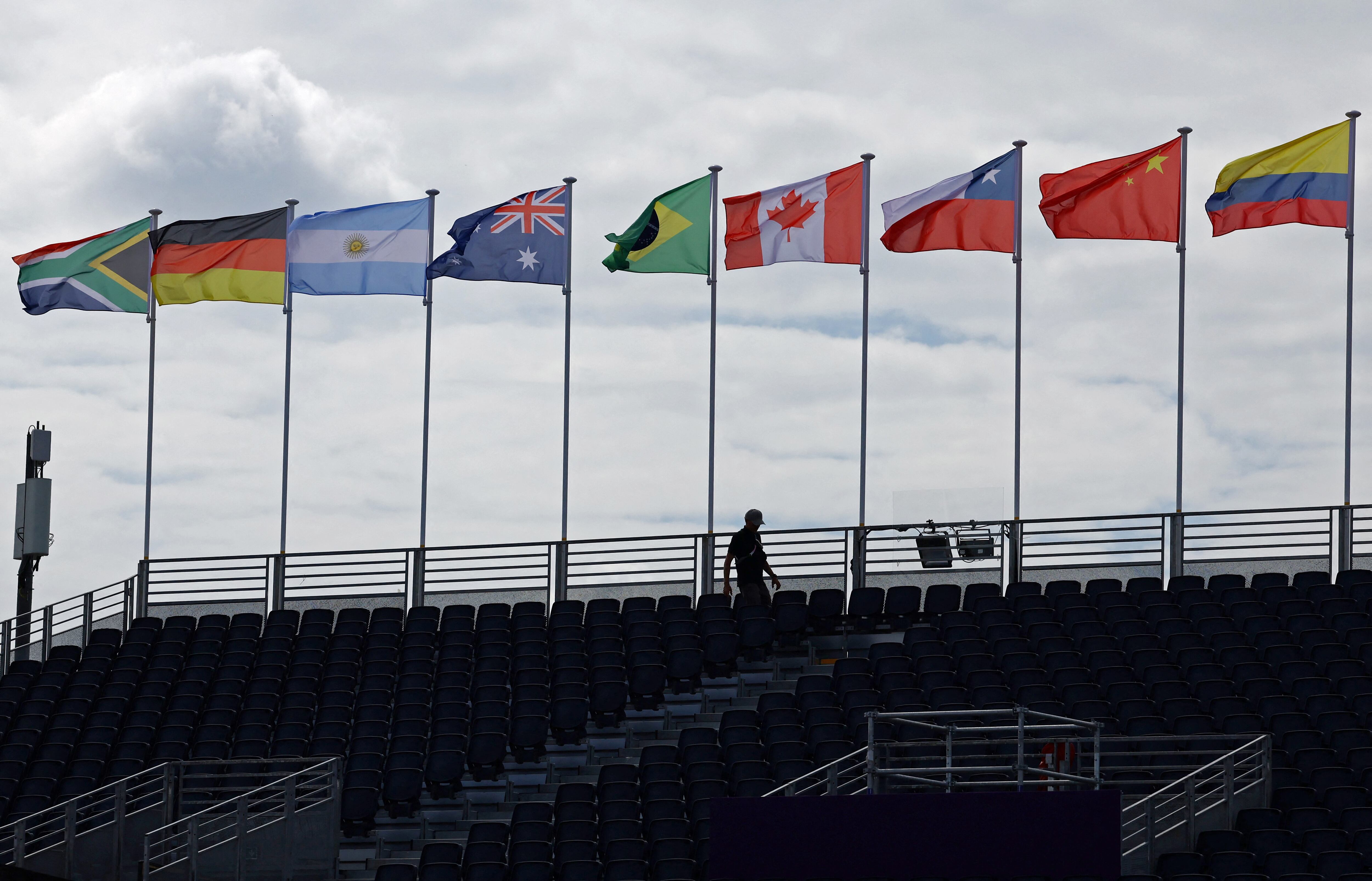 Paris 2024 Olympics - BMX Freestyle - La Concorde 2, Paris, France - July 25, 2024. Flags flutter in the wind at Place de la Concorde. REUTERS/Esa Alexander