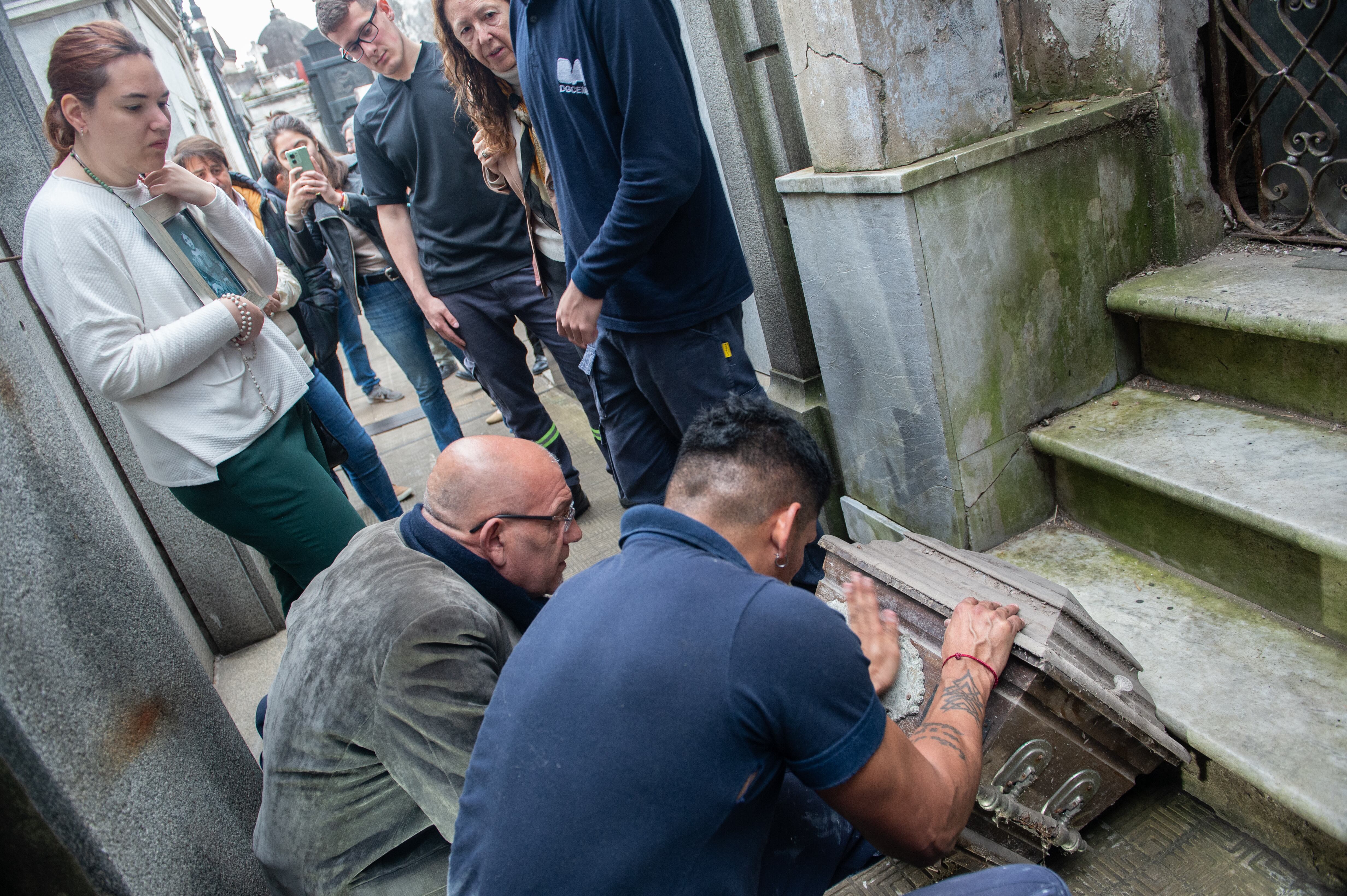 Abren la tumba de Camila O'Gorman en el cementerio de recoleta