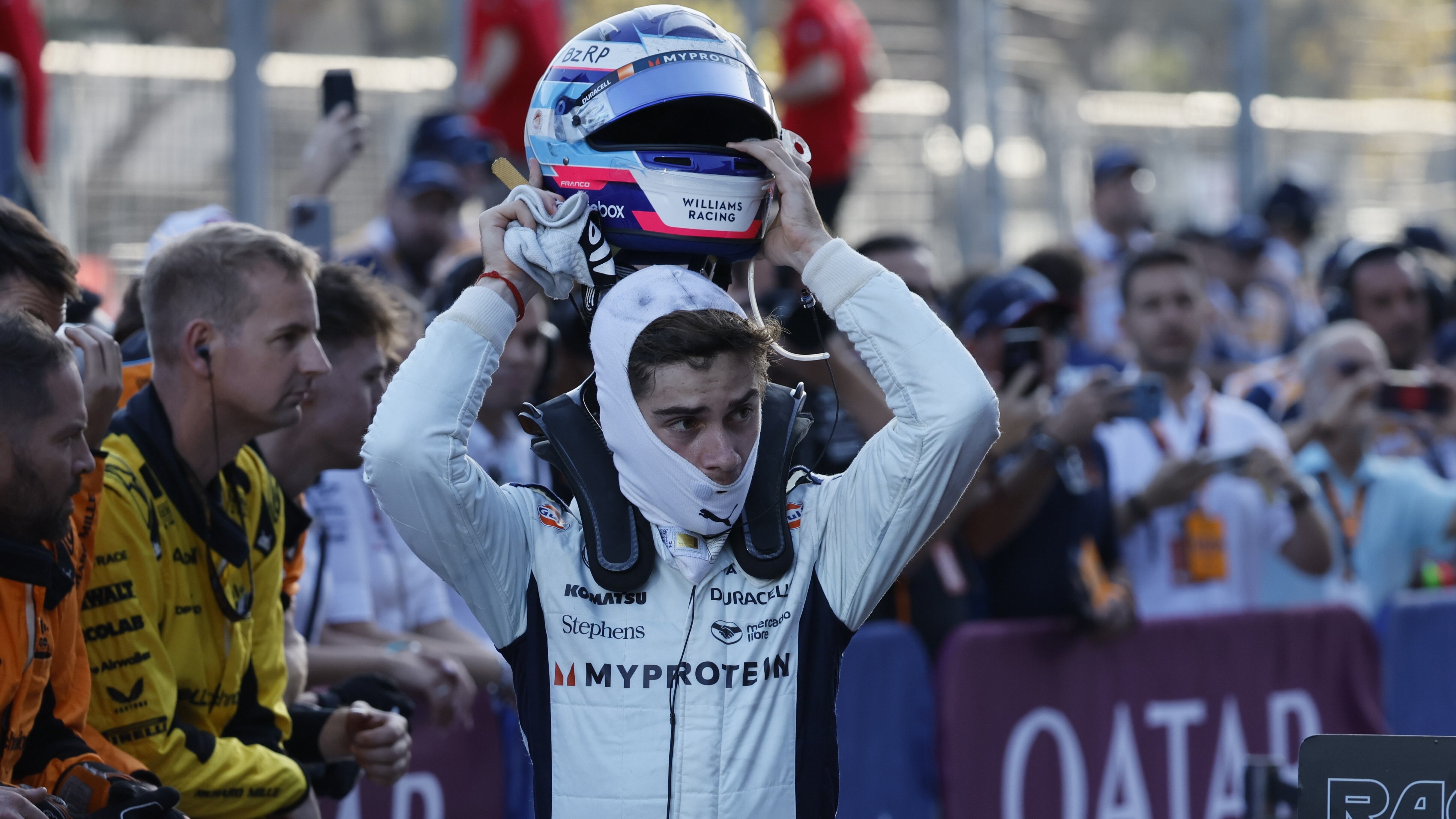 El piloto argentino Franco Colapintode Williams Racing en el pitlane tras del Gran Premio de Azerbaiyán en Bakú EFE/EPA/YURI KOCHETKOV