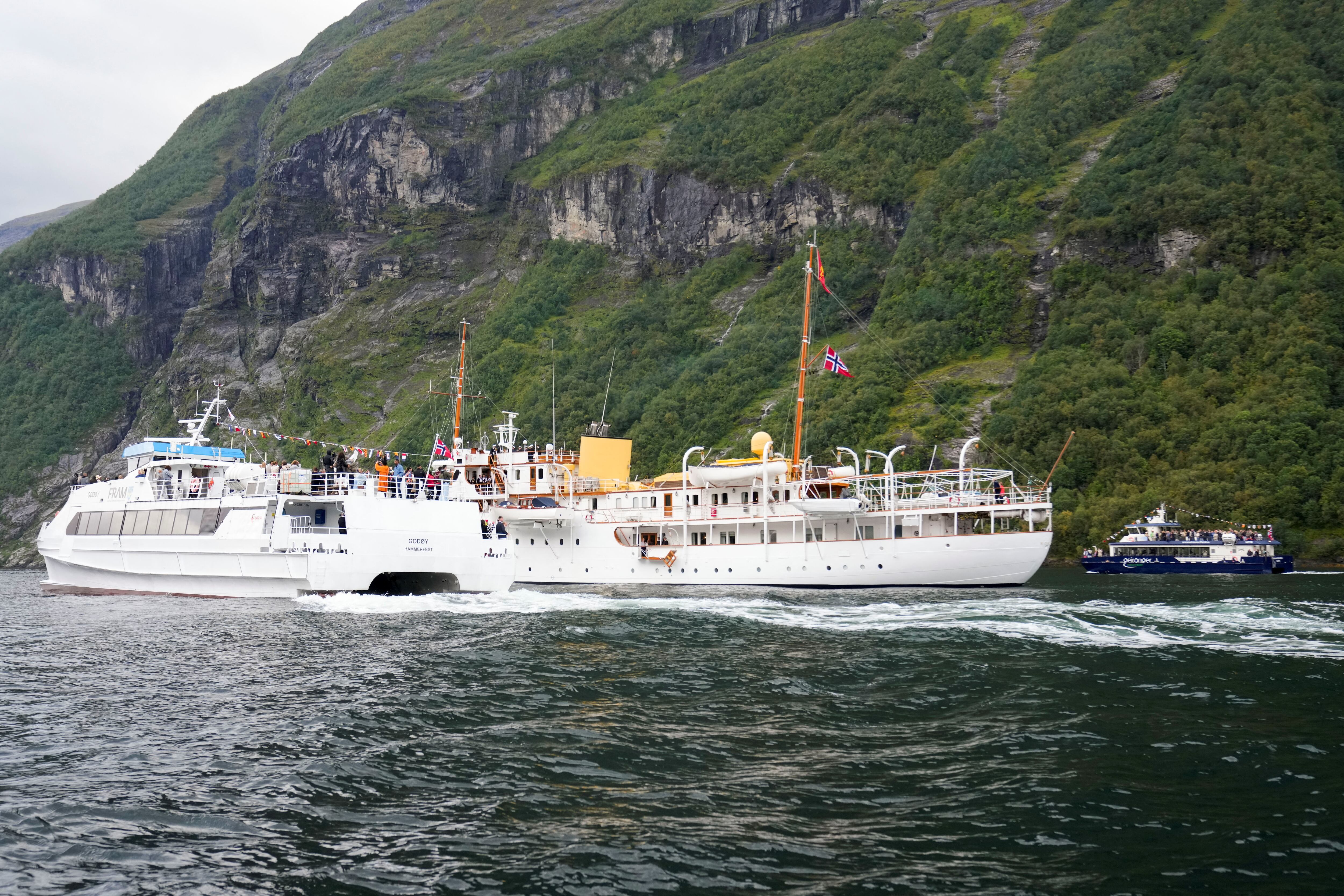 Los barcos que transportan a los invitados pasan por delante del Royal Yacht (REUTERS)