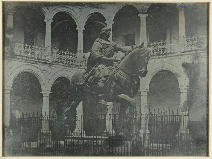 Louis Prélier Monumento ecuestre de Carlos IV, conocido como "El Caballito", en el patio de la Real y Pontificia Universidad de México, 26 de enero de 1840