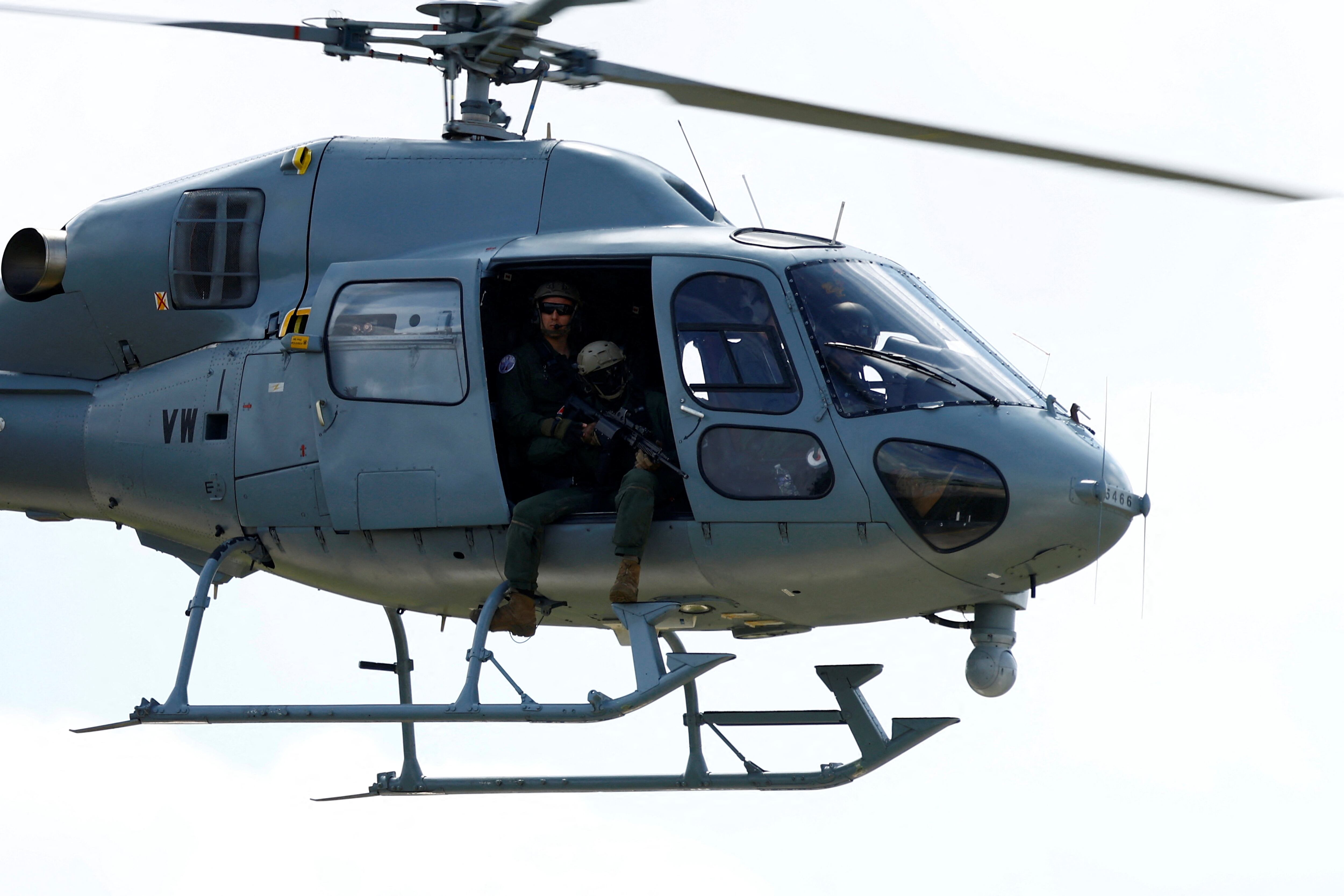 Un helicóptero de las Fuerzas Aéreas francesas con francotiradores participa en una presentación de la operación de vigilancia con drones en el aeropuerto militar de Villacoublay, cerca de París (REUTERS/Sarah Meyssonnier)