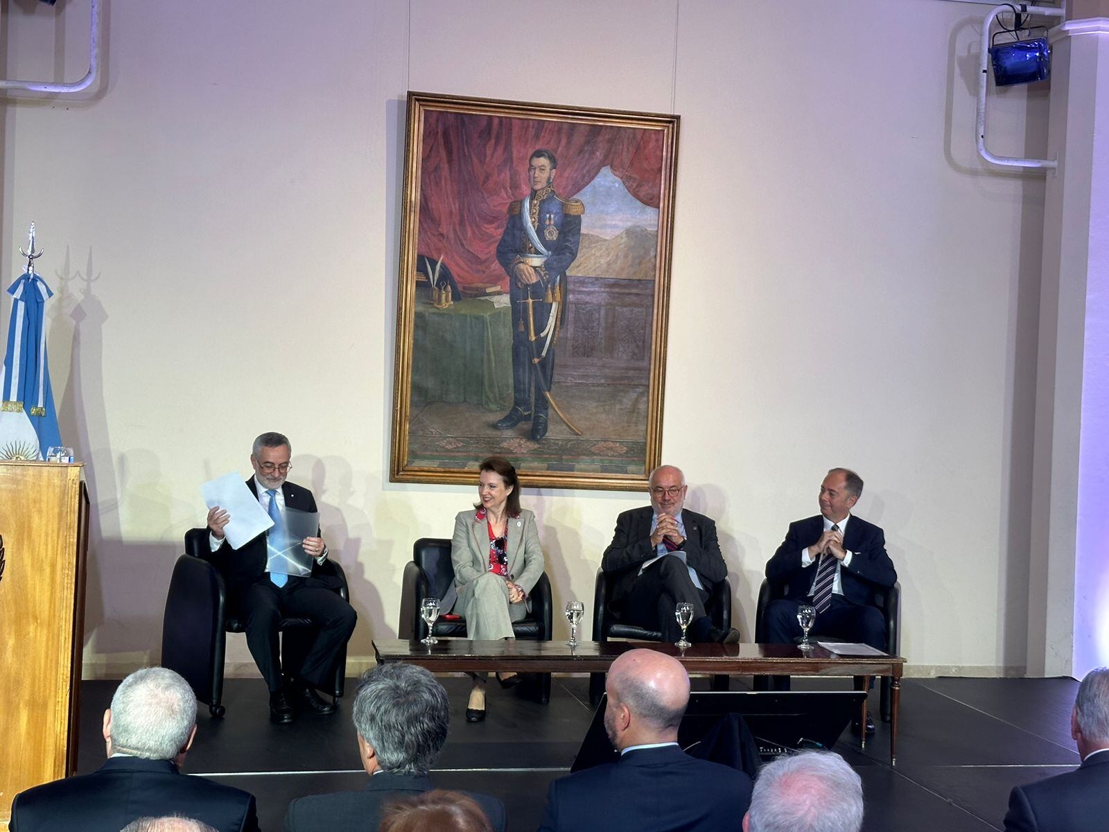 Diana Mondino, embajador de Brasil, Julio Bitelli, en la jornada de diplomáticos de APSEN en Cancillería