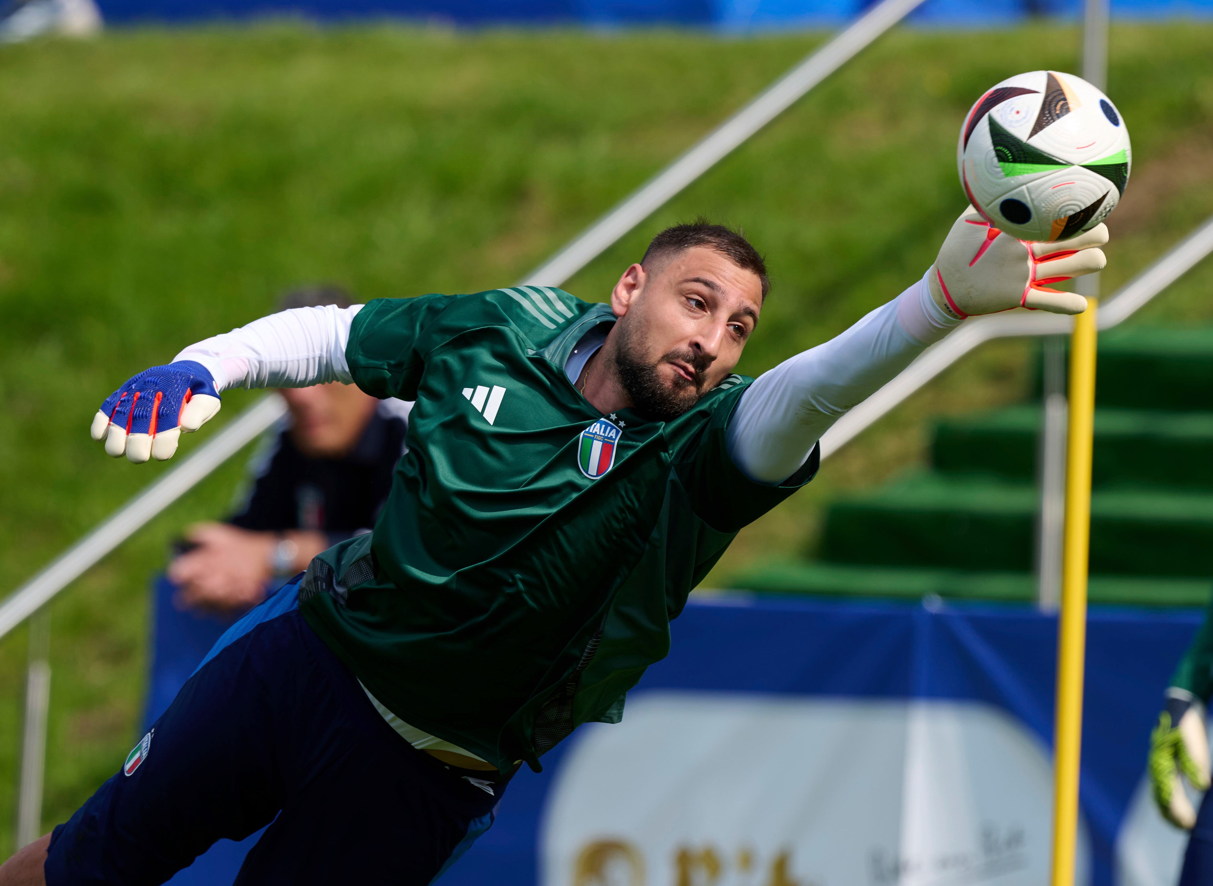 ARCHIVO - Foto del 11 de junio del 2024, el portero de Italia Gianluigi Donnarumma en acción durante una sesión de entrenamiento de la selección antes de su primer encuentro en la Eurocopa ante Albania. (Bernd Thissen/dpa via AP, Archivo)