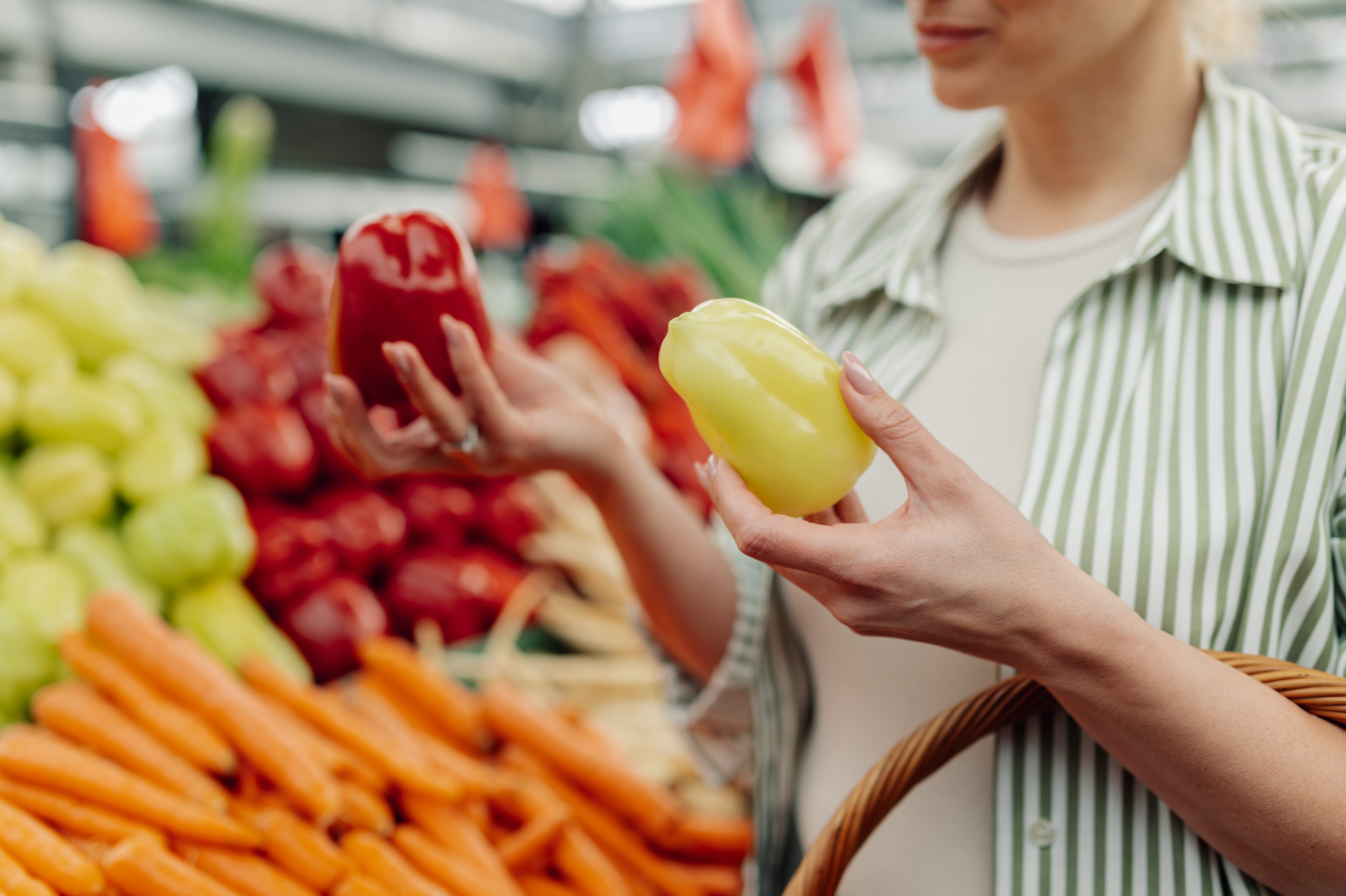 Una mujer hace la compra en una verdulería (Shutterstock)