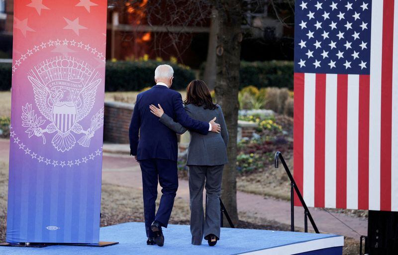 FOTO ARCHIVO: El presidente de Estados Unidos, Joe Biden, y la vicepresidenta, Kamala Harris, caminan abrazados por los terrenos del Morehouse College y la Clark Atlanta University en Atlanta, Georgia, Estados Unidos. 11 de enero de 2022 (REUTERS/Jonathan Ernst)