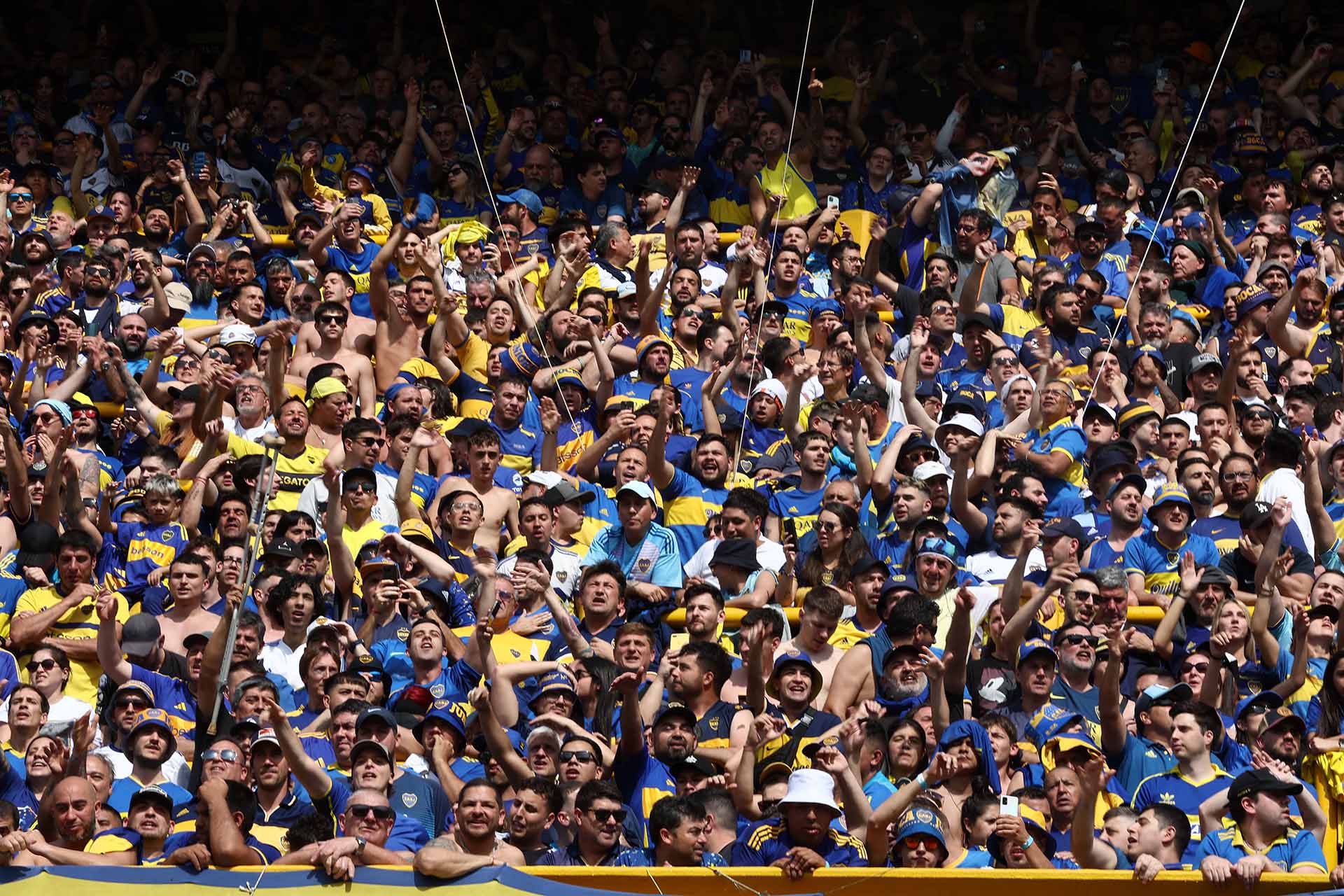 Clásico Boca vs River - Hinchas dentro de la cancha