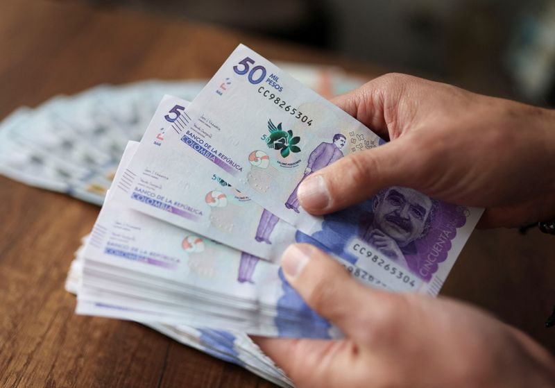 El billete de $50.000 es uno de los que más se falsifican en Colombia - crédito Luisa González/Reuters