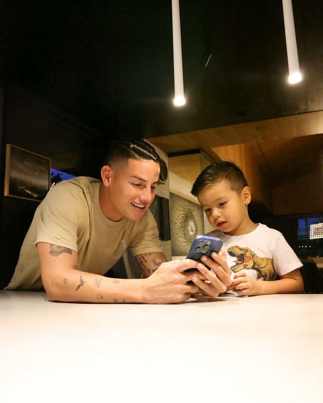 Samuel, el hijo de James, apareció en algunas de las fotografías luciendo, curiosamente, el corte característico de su papá - crédito @jamesrodriguez10/Instagram