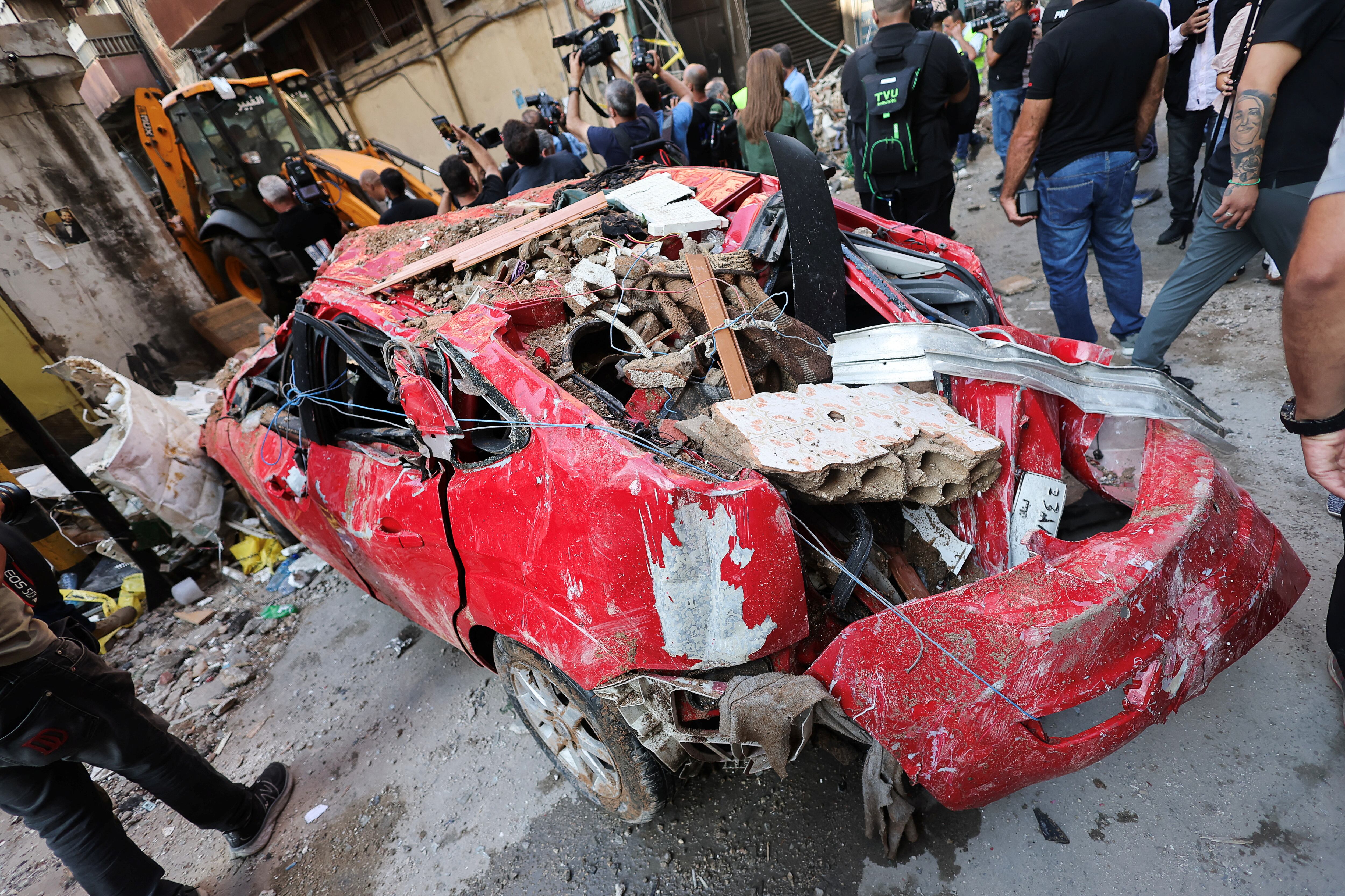 Decenas de vehículos y motocicletas que se encontraban en un garaje resultaron dañados, (REUTERS/Amr Abdallah Dalsh)