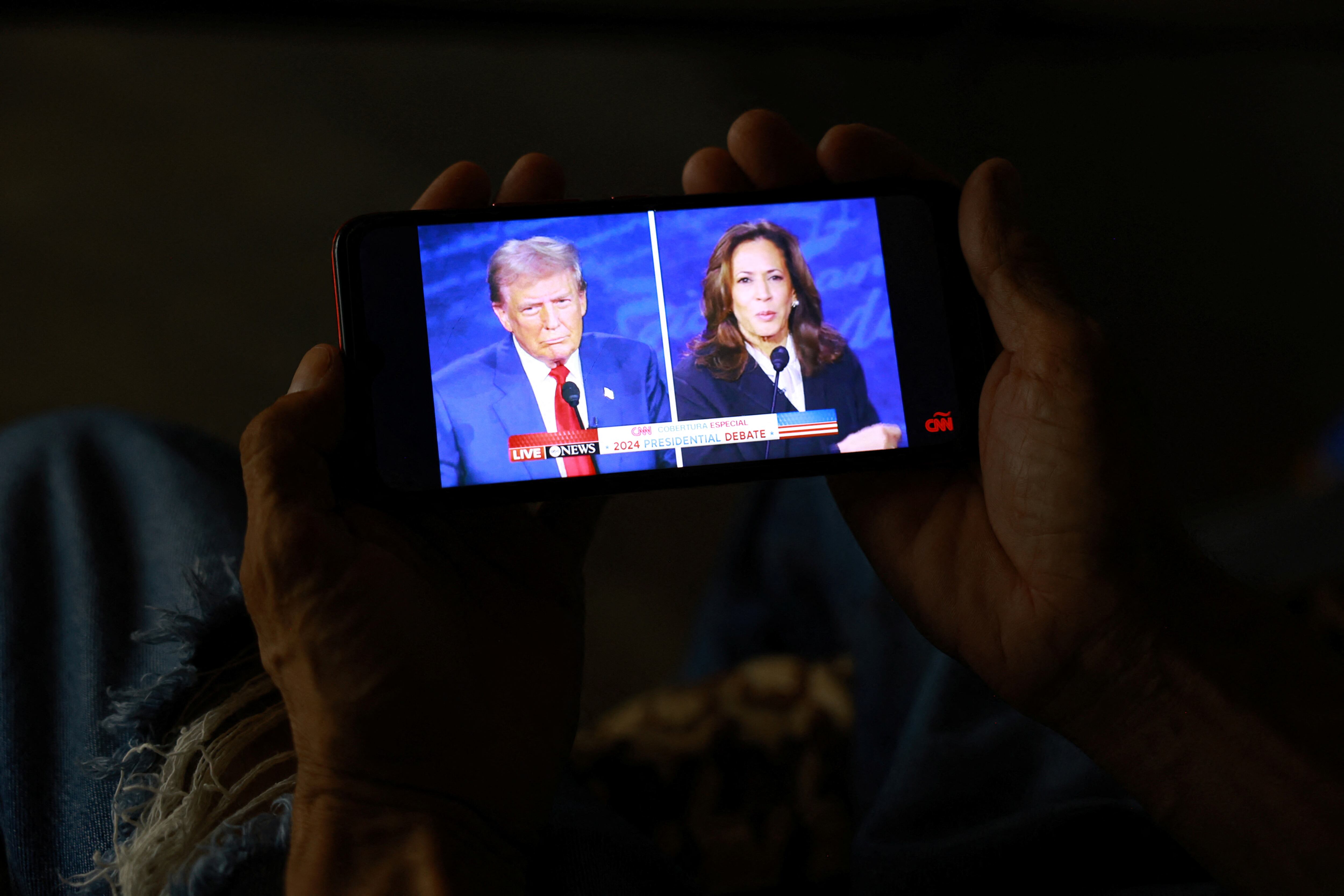 Un migrante que busca llegar a Estados Unidos y solicitar asilo observa el debate presidencial. REUTERS/Jose Luis Gonzalez. 