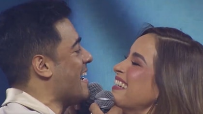 Carlos Rivera y Cynthia Rodríguez conquistan la Arena CDMX con apasionado beso; así cantaron juntos por primera vez