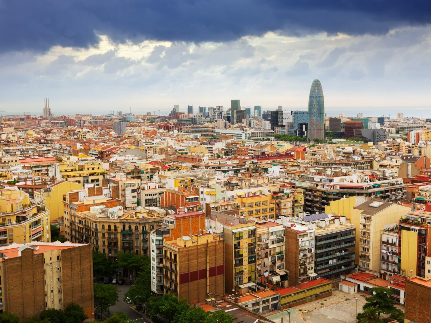 Imagen de la ciudad de Barcelona con el distrito de negocios (22@) al fondo. (Freepik).