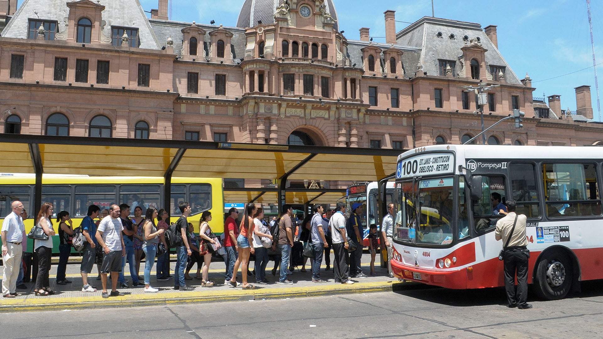 En las próximas horas se definirá el traspaso del manejo sobre las 31 líneas de colectivos porteñas (NA)