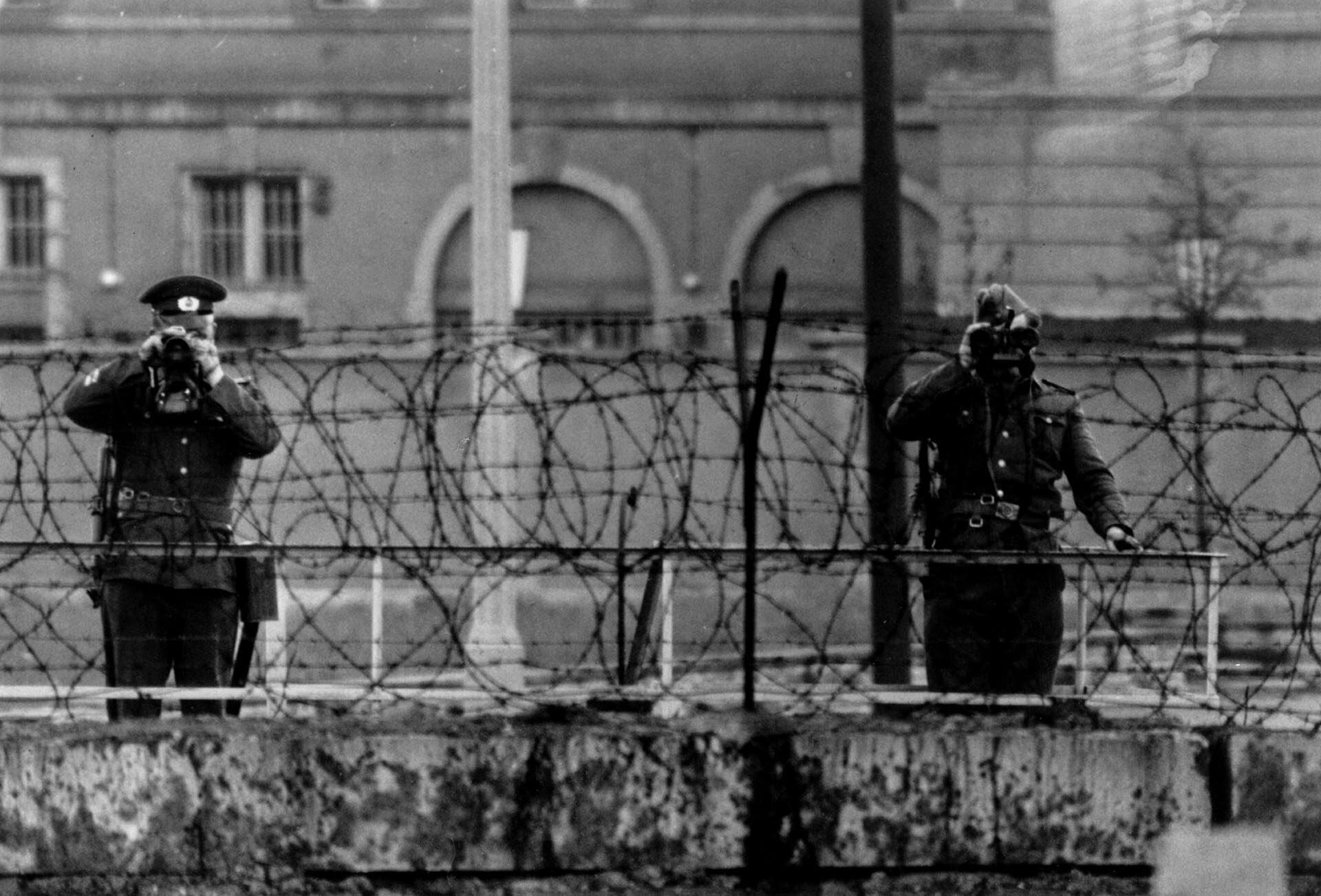 Guardias de Alemania Oriental vigilan el muro en 1965 (Photo by J Wilds/Getty Images)