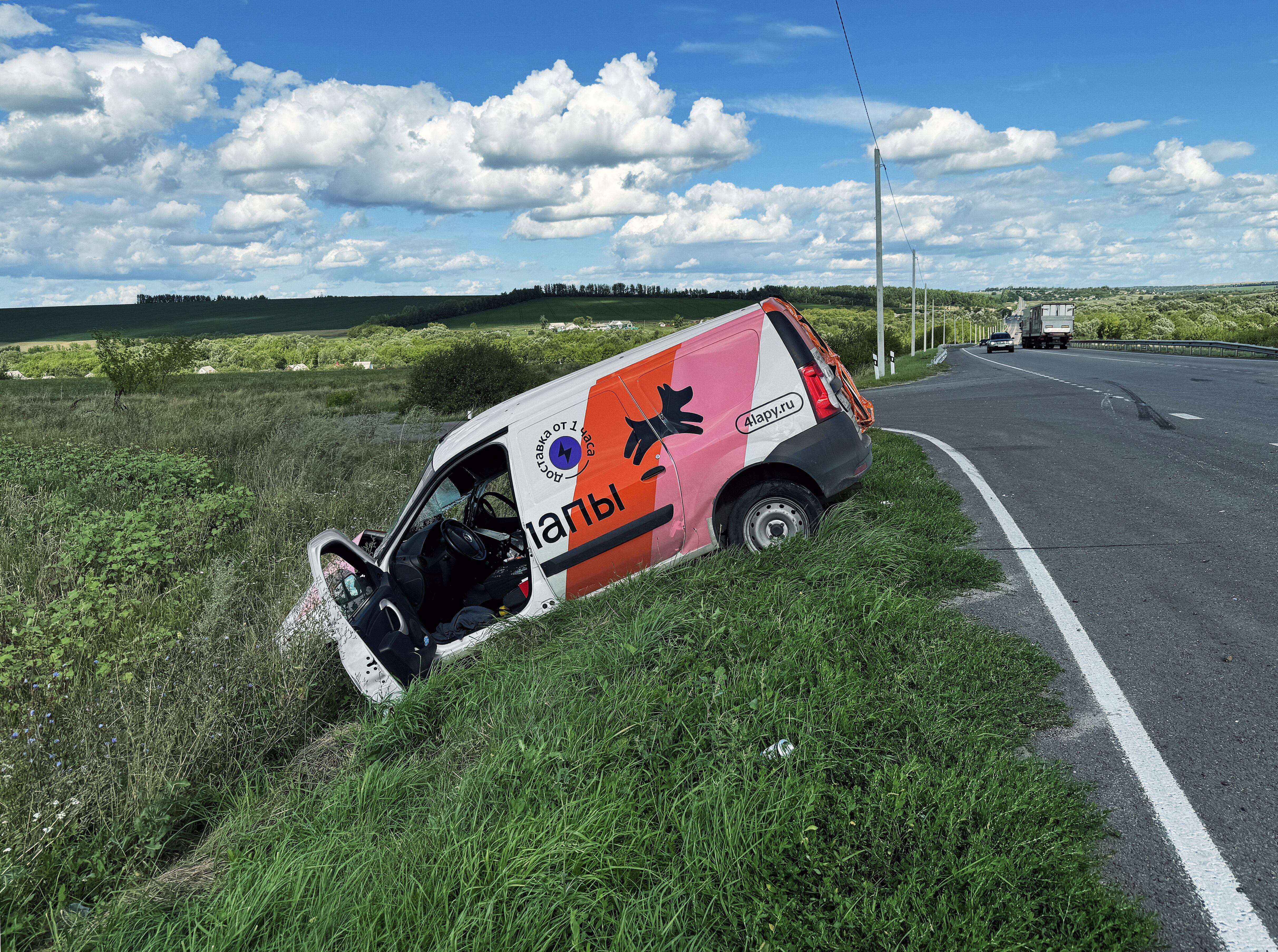 Un coche dañado al borde de la carretera, tras una incursión de las tropas ucranianas. (Kommersant Photo/Aleksandr Chernykh via REUTERS)