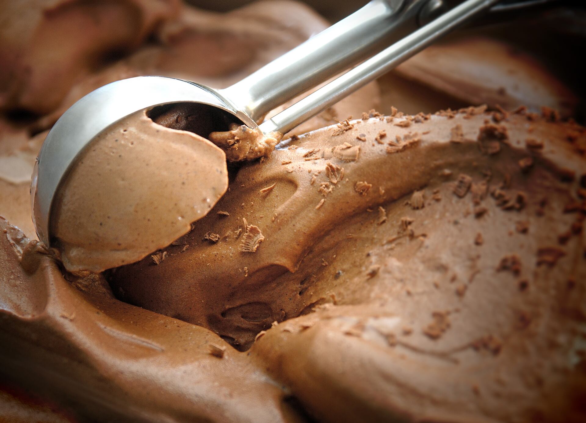 Preparar helado en casa con ingredientes naturales, como frutas y aguacate, puede ser una opción más saludable, según la experta Mariona Bolfegó (Getty)