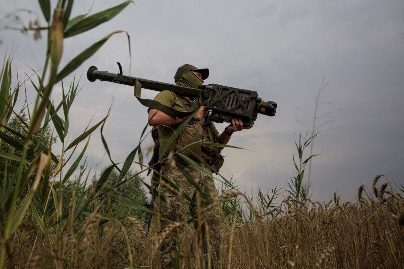 Un militar ucraniano sostiene un misil antiaéreo Stinger  (REUTERS/Anna Kudriavtseva)