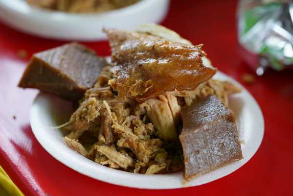 La lechona, comida típica del Tolima, es declarada la mejor preparación de cerdo del mundo