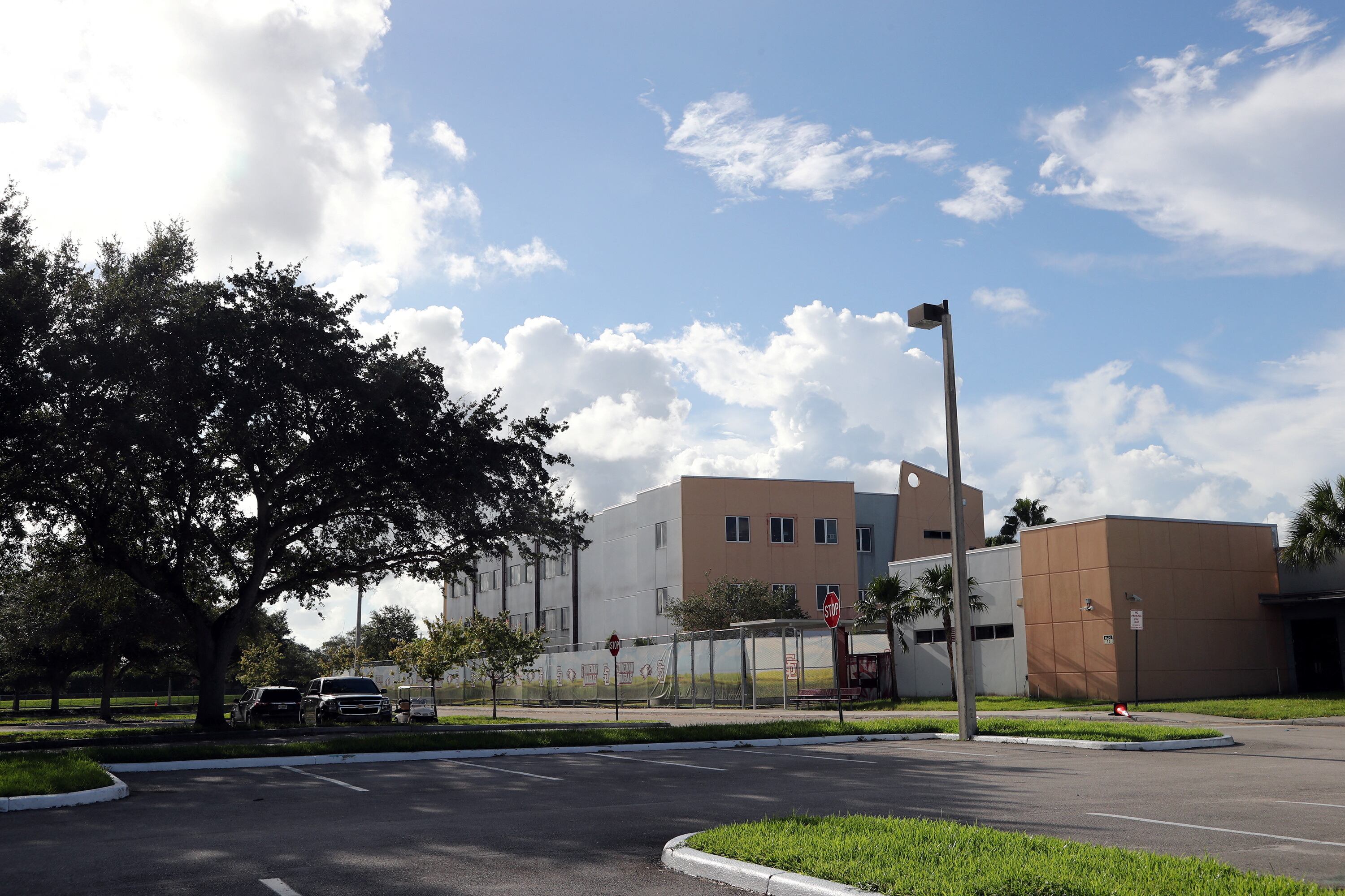 Las autoridades demolerán el edificio de Parkland antes del regreso de los estudiantes en agosto. (Amy Beth Bennett/REUTERS)