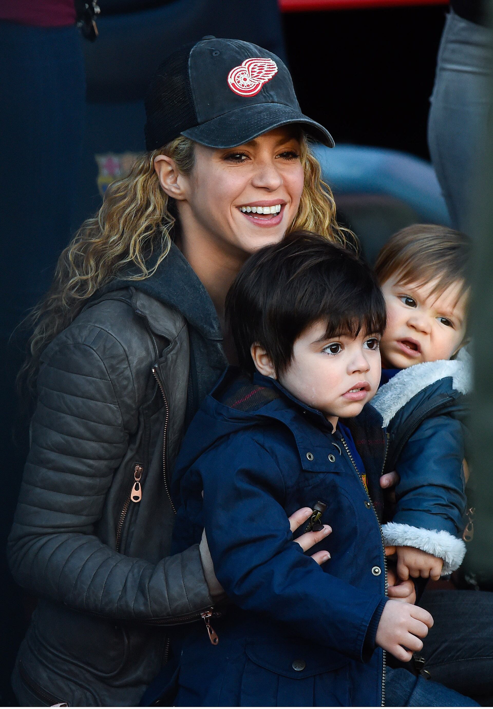 Shakira junto a sus hijos Milan y Sasha en el partido entre Barcelona y Real Sociedad de Fútbol en La Luga - crédito David Ramos/Getty Images