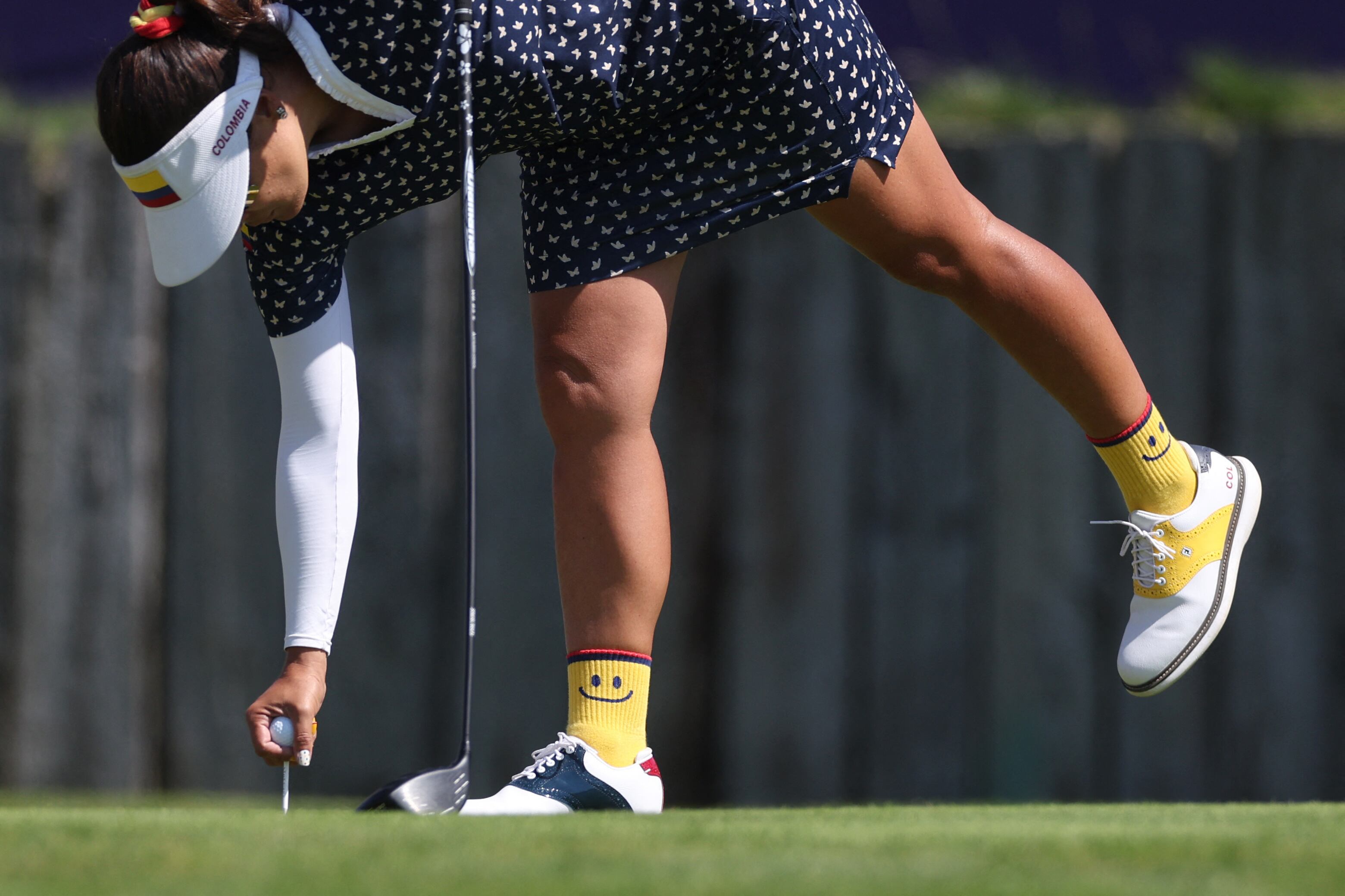 Paris 2024 Olympics - Golf - Women's Round 4 - Le Golf National, Guyancourt, France - August 10, 2024. Maria Jose Uribe of Colombia places a ball on a tee during the final round REUTERS/Paul Childs