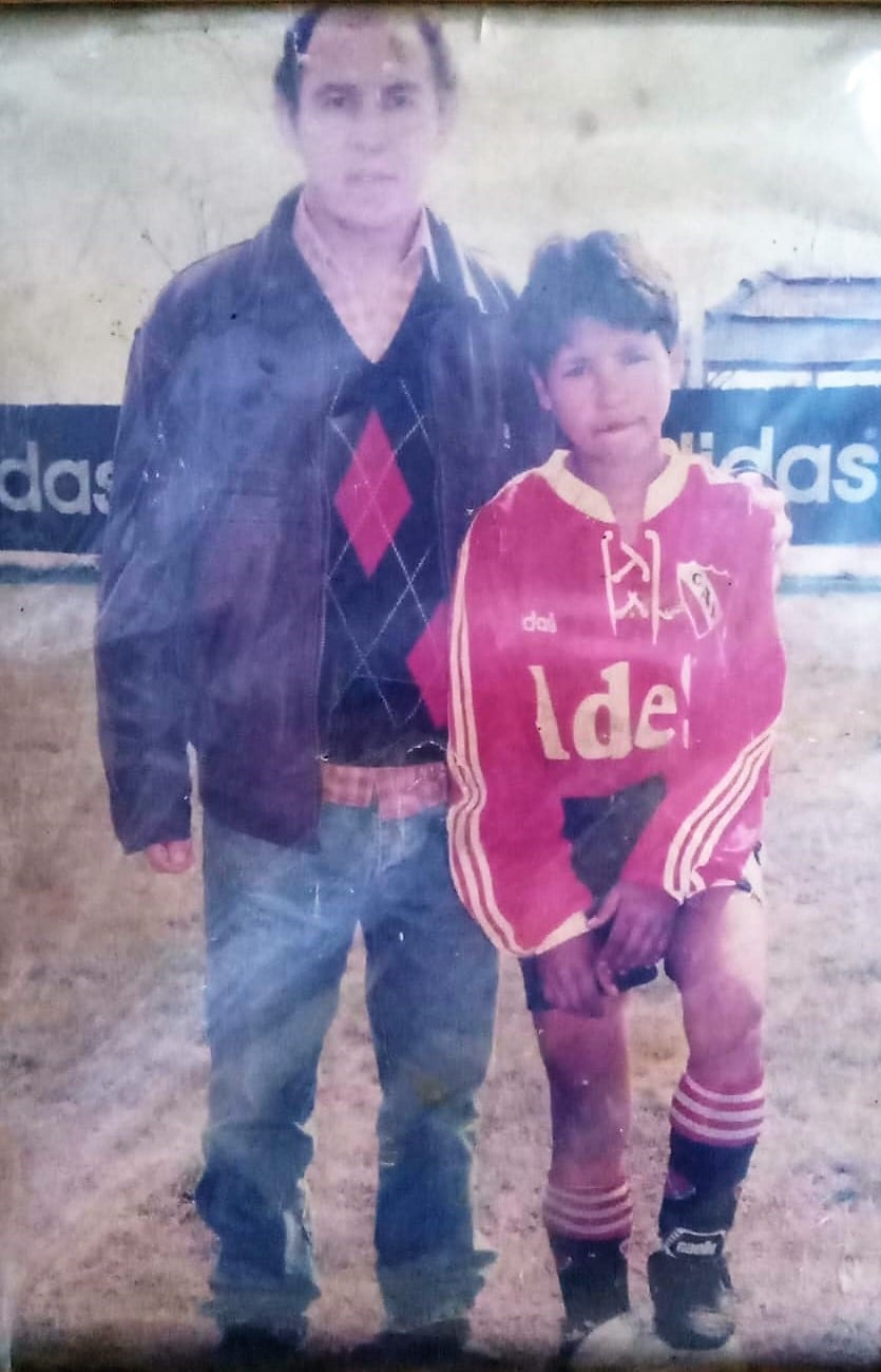 Era una promesa del fútbol, se hizo adicto, llegó a pesar 40 kilos y vivió bajo un puente: el duro camino para sanar