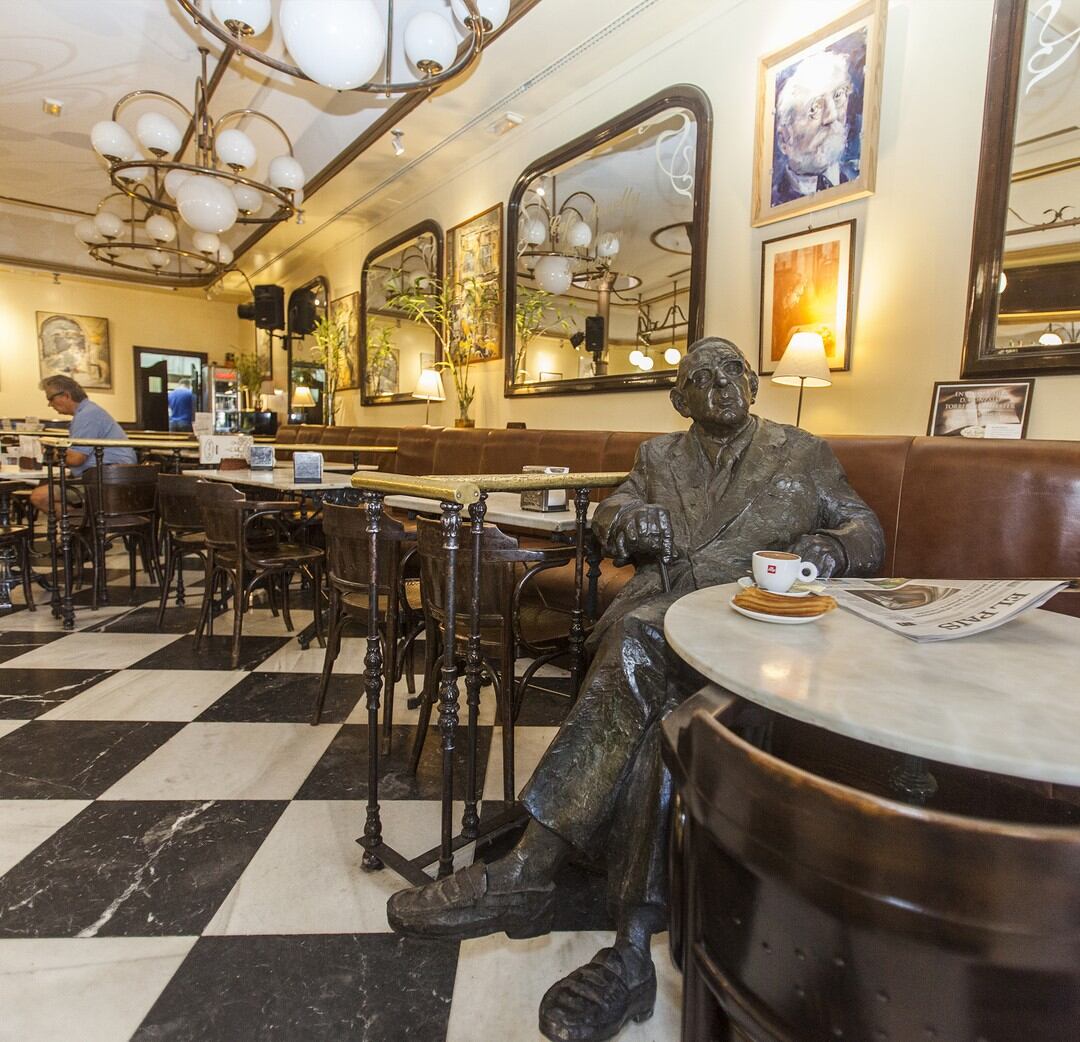 Estatua de Torrente Ballester en el Café Novelty