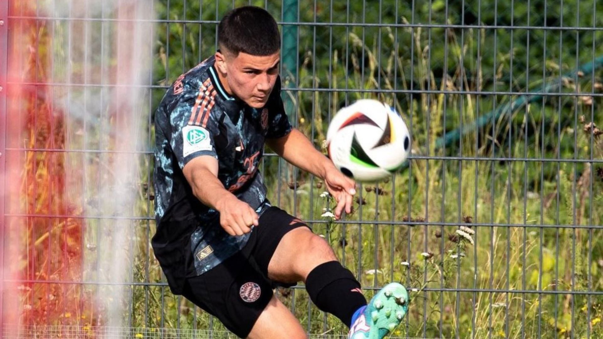 Felipe Chávez, la promesa del Bayern Múnich que progresa a pasos agigantados: “Tiene el talento para convertirse en un jugador nivel Bundesliga”