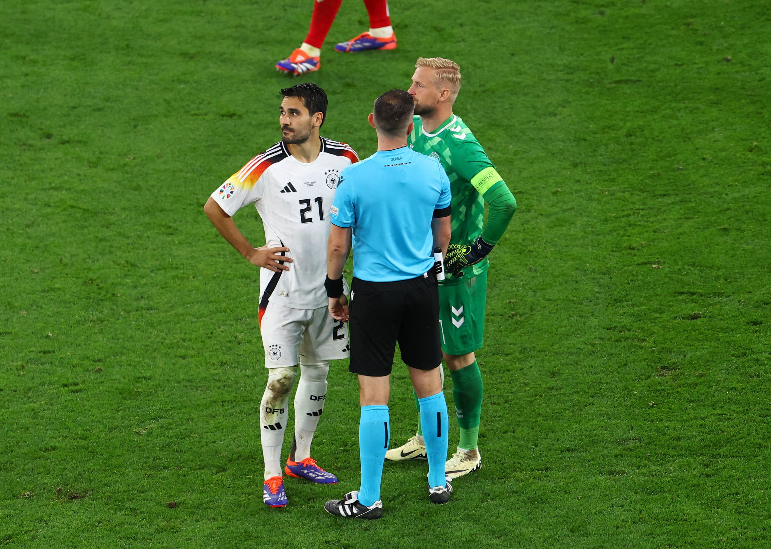 El árbitro del partido reunió a los capitanes de ambas selecciones para explicarles la razón de la demora en la reanudación de la segunda etapa en el duelo de octavos de final entre Alemania y Dinamarca (REUTERS/Bernadett Szabo)