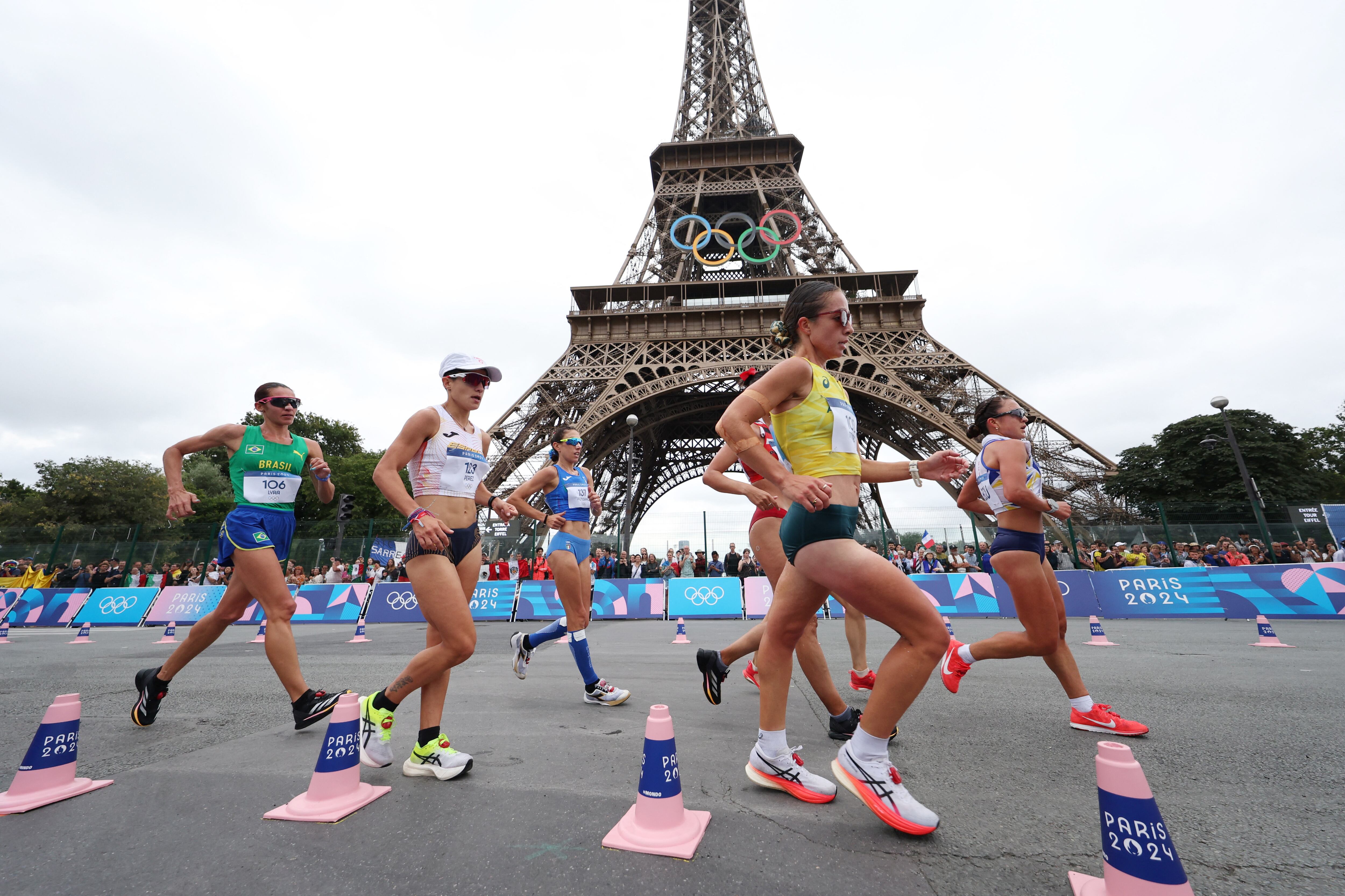 Paris 2024 Olympics - Athletics - Marathon Race Walk Relay Mixed - Trocadero, Paris, France - August 07, 2024. Jemima Montag of Australia, Maria Perez of Spain, Antonella Palmisano of Italy and Glenda Morejon of Ecuador in action, as the Eiffel Tower is seen. REUTERS/Isabel Infantes