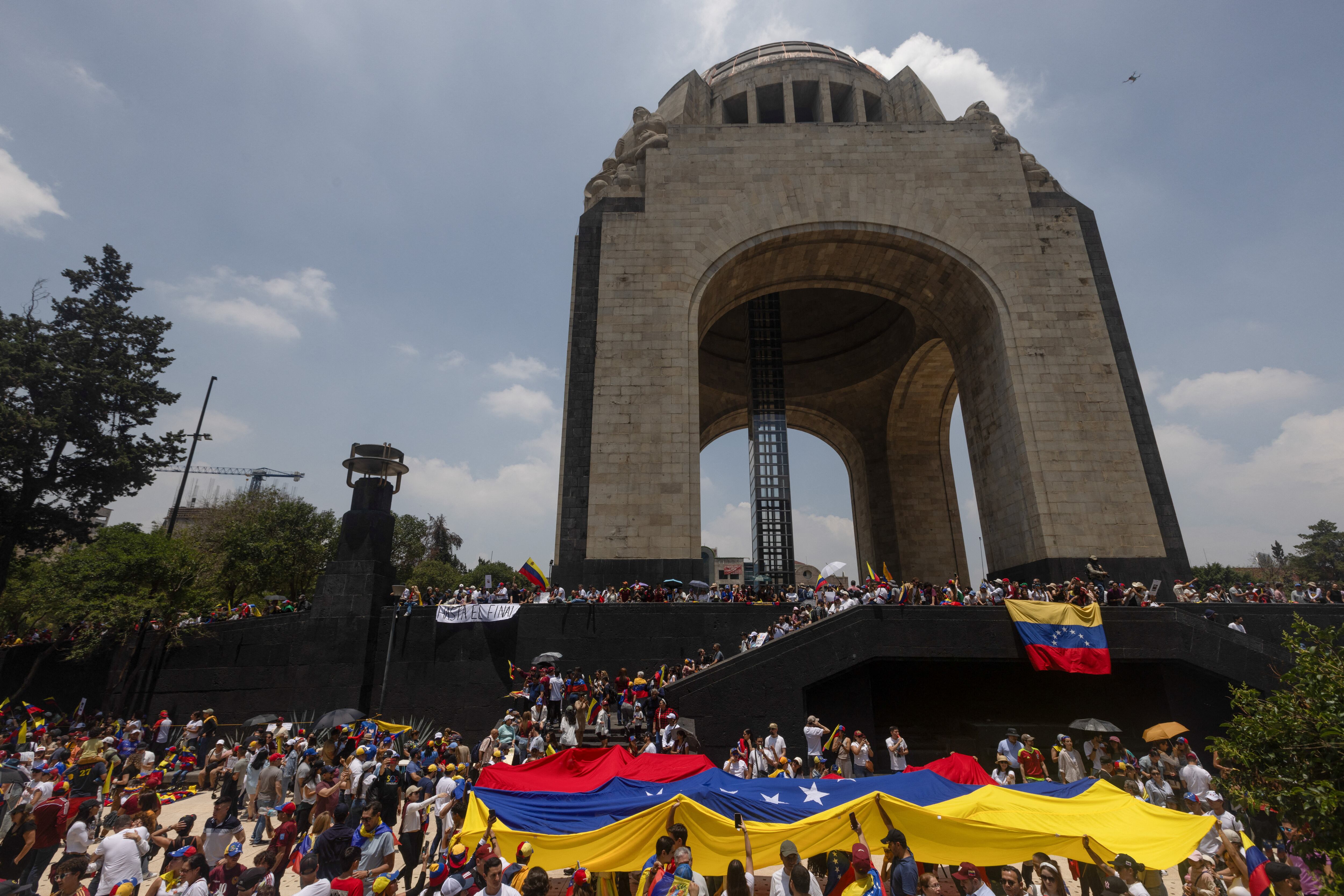 Cientos de venezolanos se movilizaron hacia el Monumento a la Revolución en Ciudad de México (REUTERS/Quetzalli Nicte-Ha)