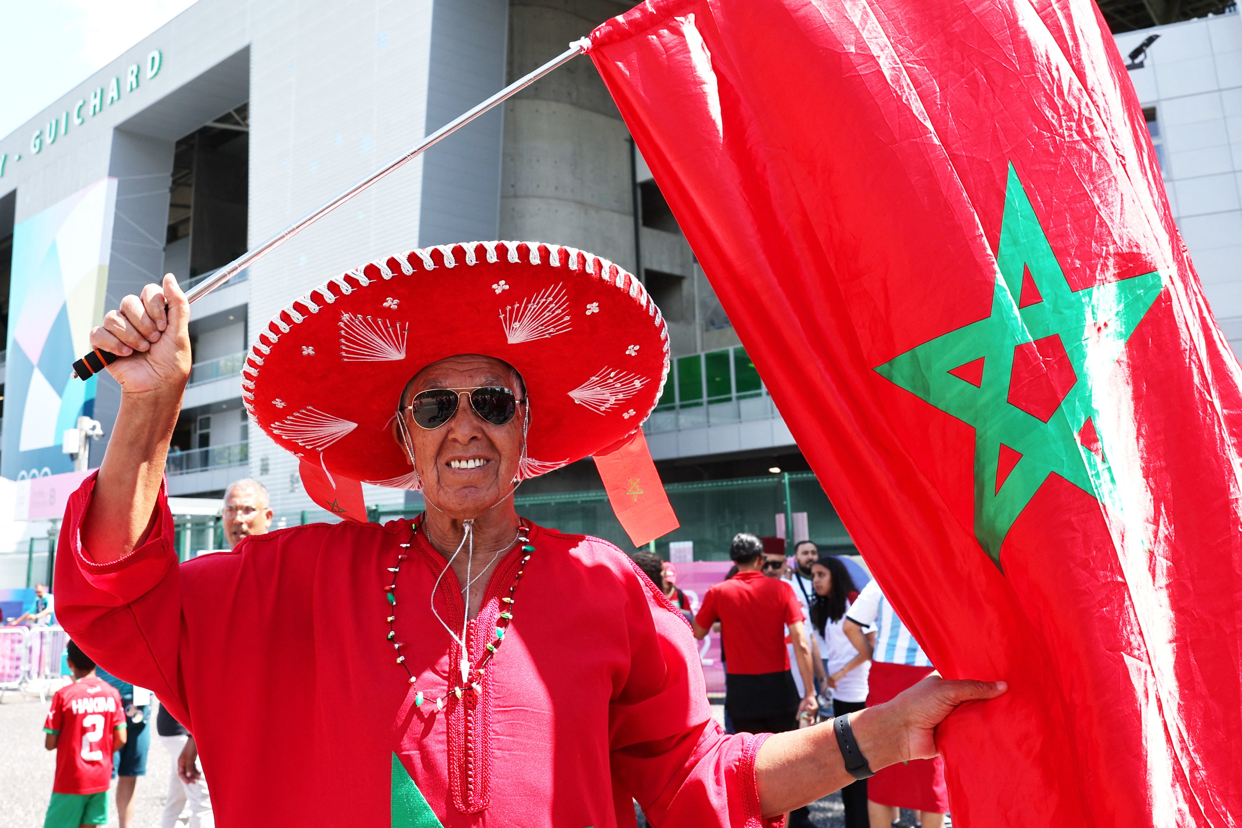 El color de un aficionado de Marruecos, presente en el estadio Geoffroy-Guichard, en Saint-Etienne en la previa del encuentro ante la Argentina (REUTERS/Thaier Al-Sudani)