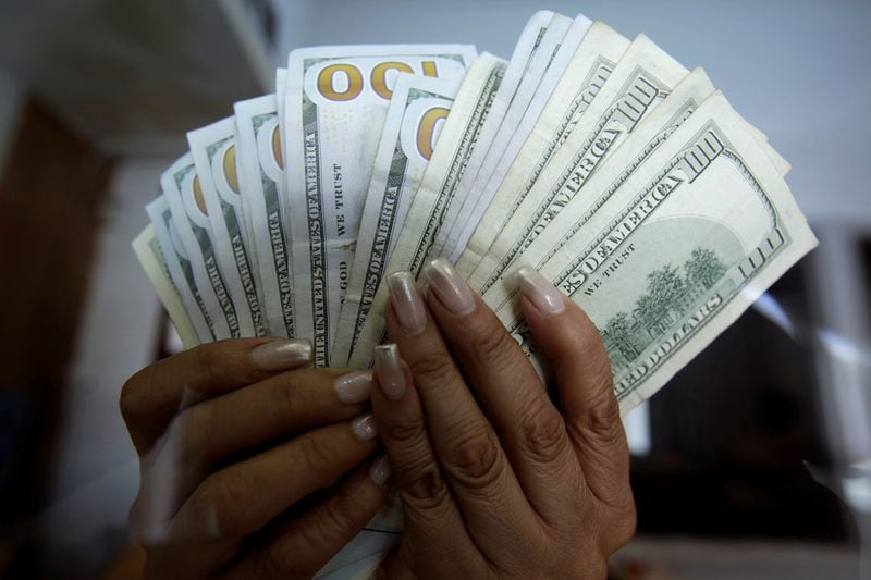 Imagen de archivo. Una mujer cuenta billetes de dólar estadounidense en una oficina de cambio de moneda en Ciudad Juárez, México. 1 de julio de 2017. REUTERS/José Luis González