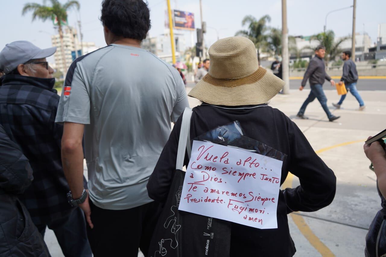 Miles de personas llegan al Ministerio de Cultura para darle el último adiós a Alberto Fujimori.