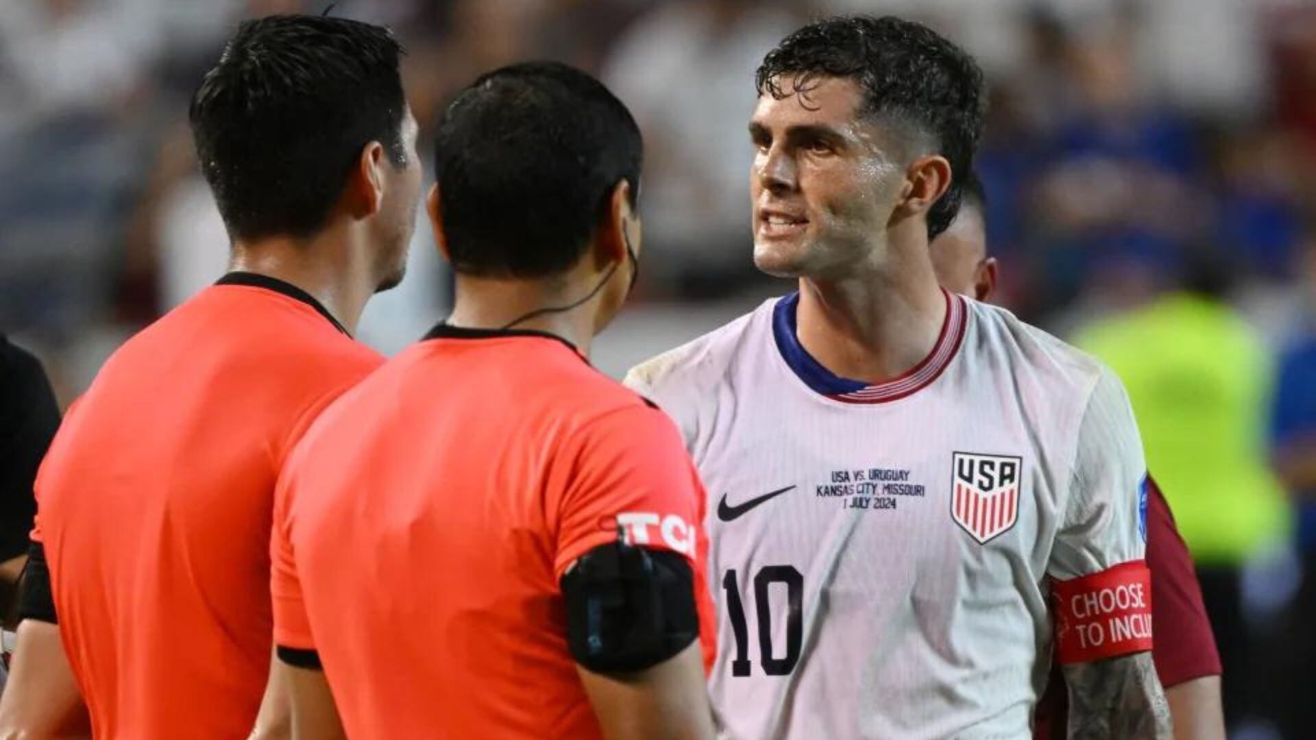 Pulisic, visiblemente molesto, encaró al árbitro Kevin Ortega al final del partido entre Estados Unidos vs Uruguay, por Copa América 2024. - Crédito: Getty Images