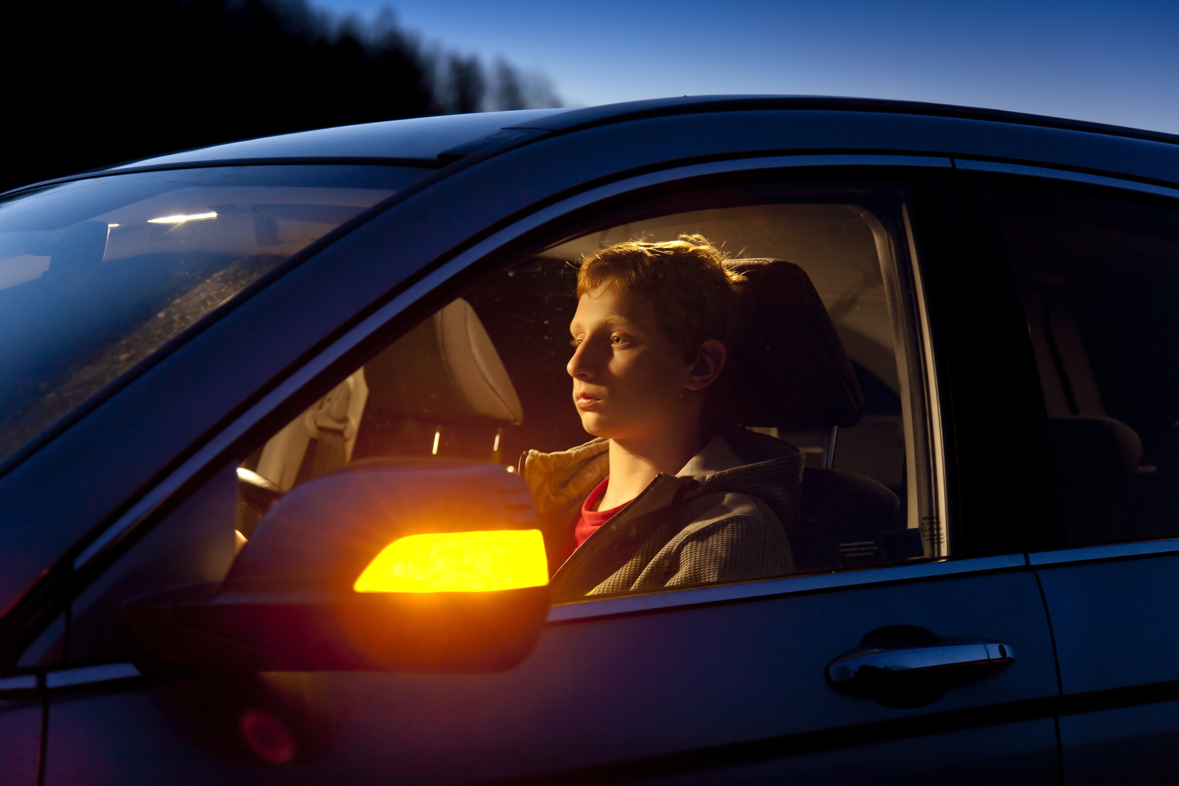 Una mujer señaliza el intermitente izquierdo de su coche. (Shutterstock)