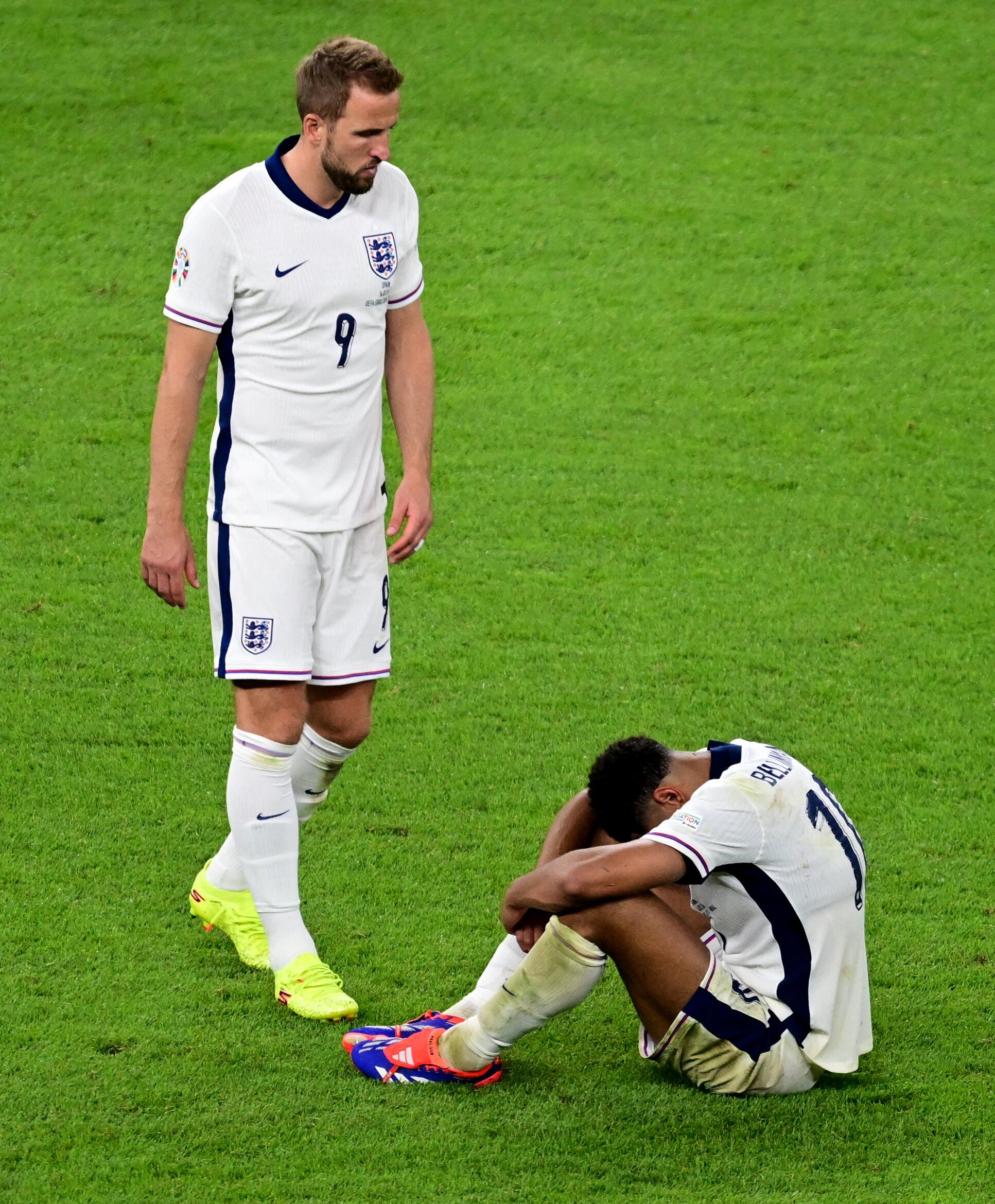 Harry Kane fue uno de los primeros en acercarse a consolarlo (REUTERS/Angelika Warmuth)