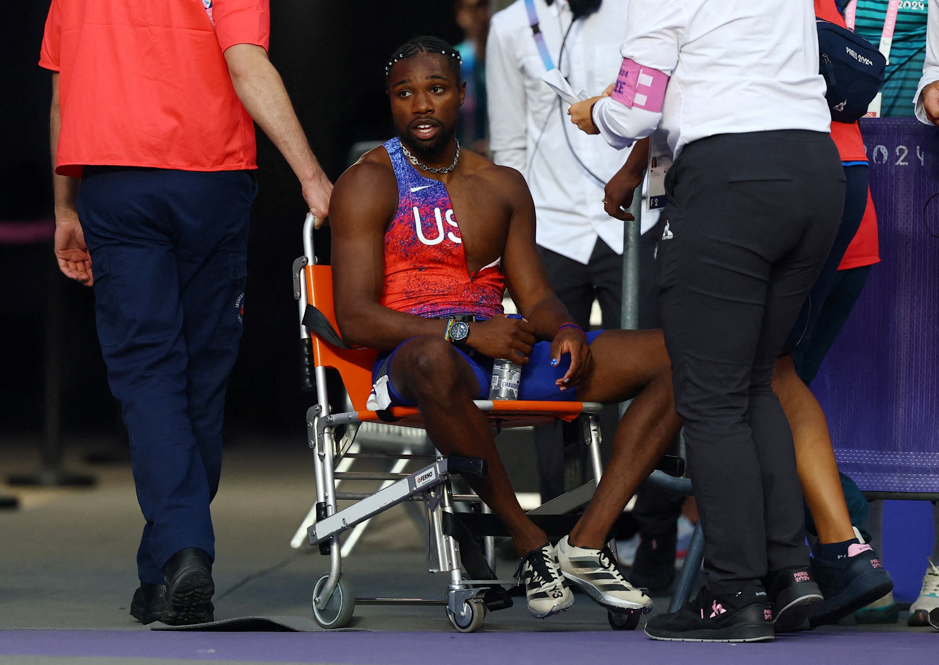 Lyles recibió asistencia médica apenas finalizó la carrera (Foto: Reuters/Kai Pfaffenbach)