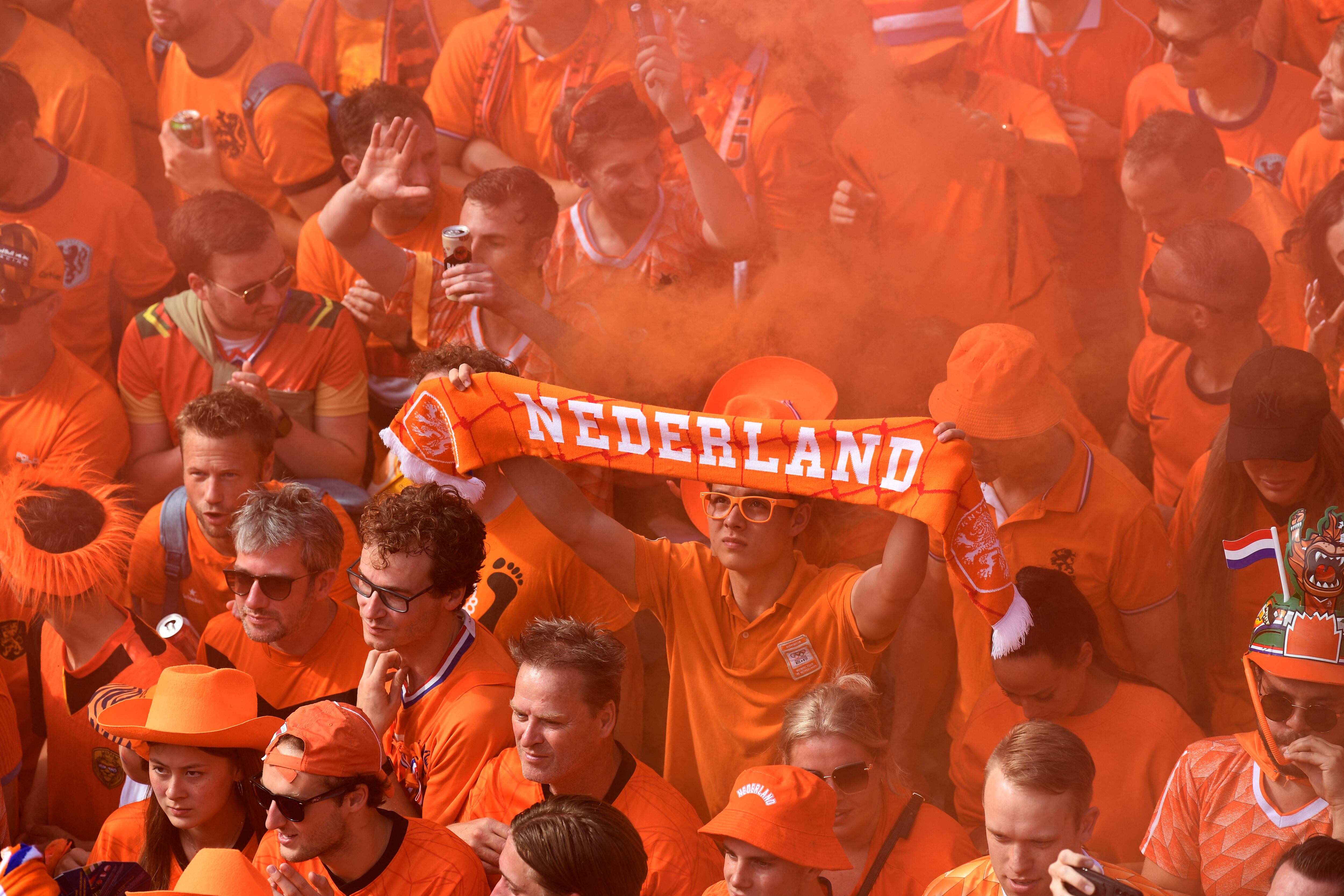 Marea naranja en Dortmund para ver el partido de la selección neerlandesa ante Inglaterra en la semifinal de la Eurocopa  (REUTERS/Fabian Bimmer)