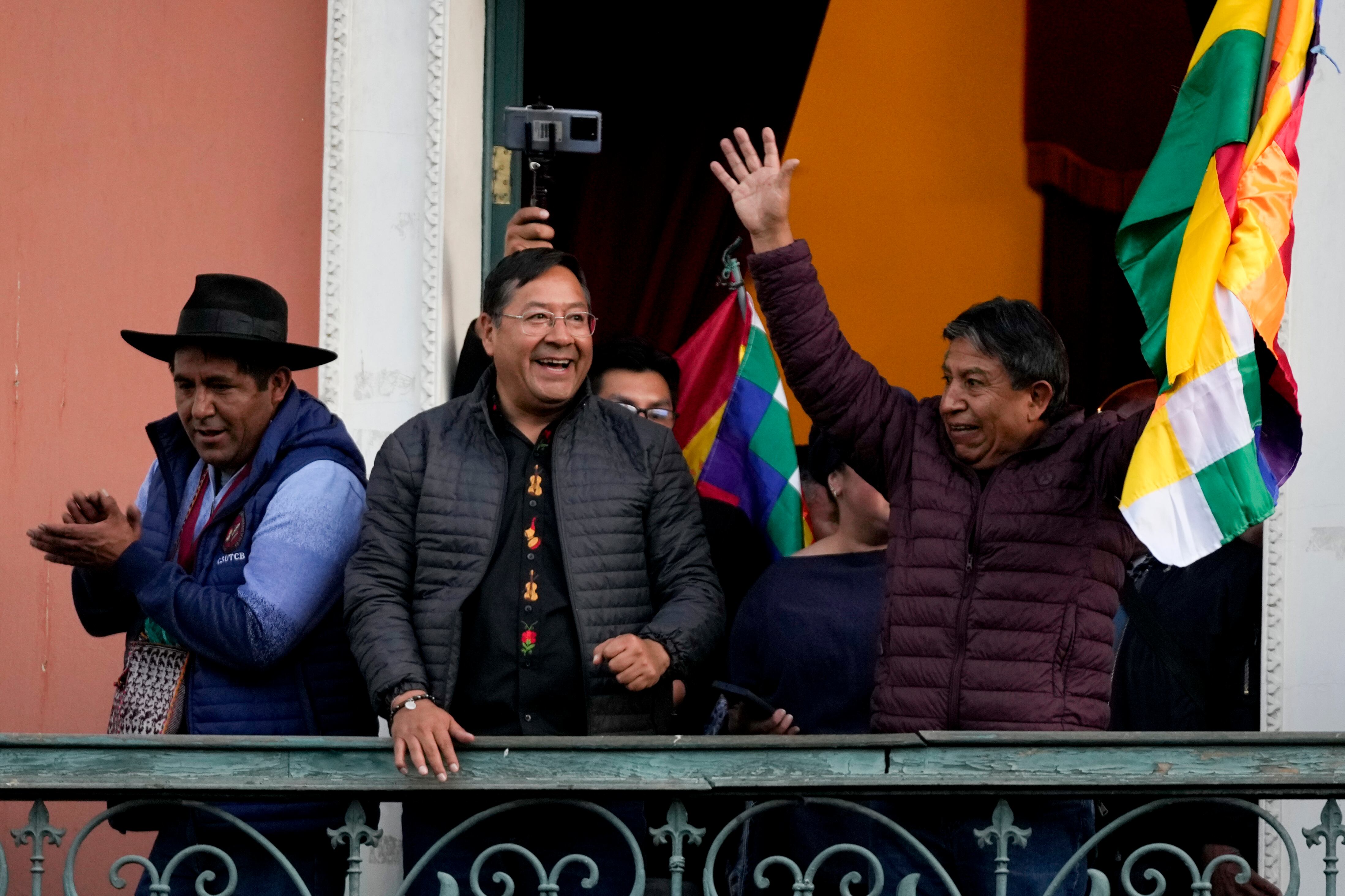 El presidente boliviano, Luis Arce, en el centro, acompañado por el vicepresidente, David Choquehuanca, a la derecha, se presenta ante sus seguidores en un balcón del palacio de gobierno en La Paz, Bolivia, el miércoles 26 de junio de 2024. -(AP Foto/Juan Karita)