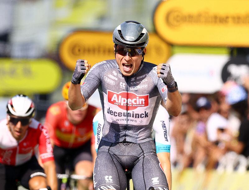 El ciclista Jasper Philipsen del equipo Alpecin - Deceuninck celebra tras ganar la etapa 16 del Tour de Francia - crédito Molly Darlington / Molly Darlington 